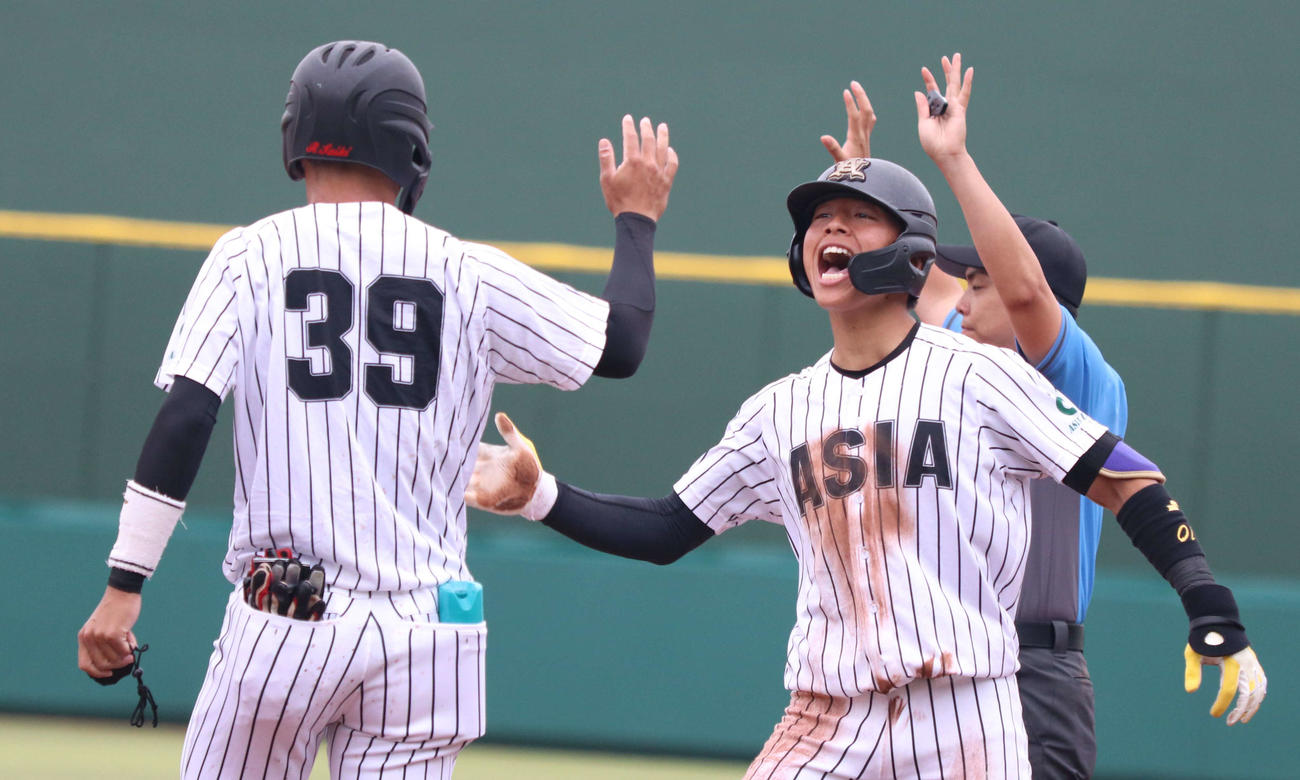 青学大対亜大　6回裏亜大2死一、三塁、適時内野安打を放って喜ぶ山里（右）（撮影・泉光太郎）