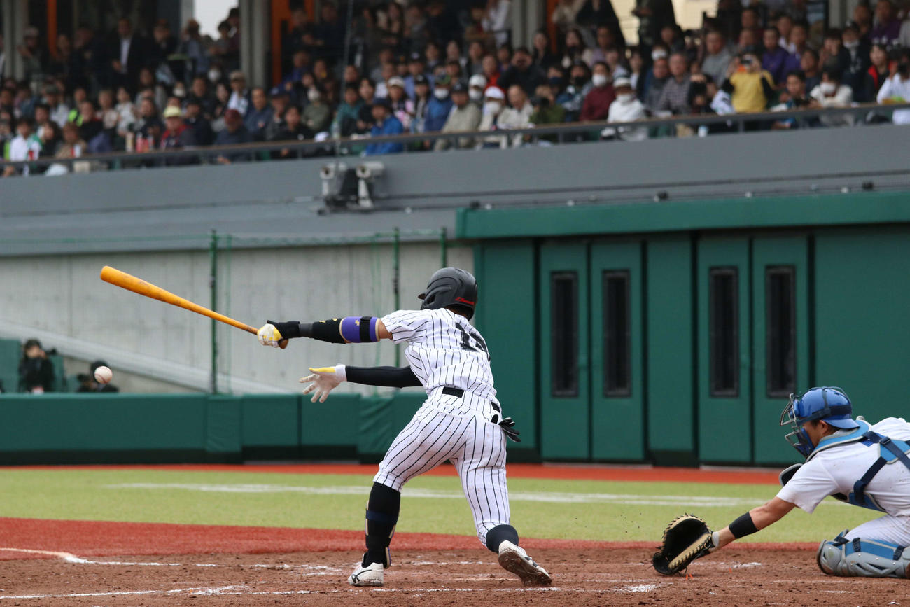 東都大学野球　青学大対亜大　6回裏亜大2死一、三塁、遊前に勝ち越しの適時打を放つ山里（撮影・一樹）