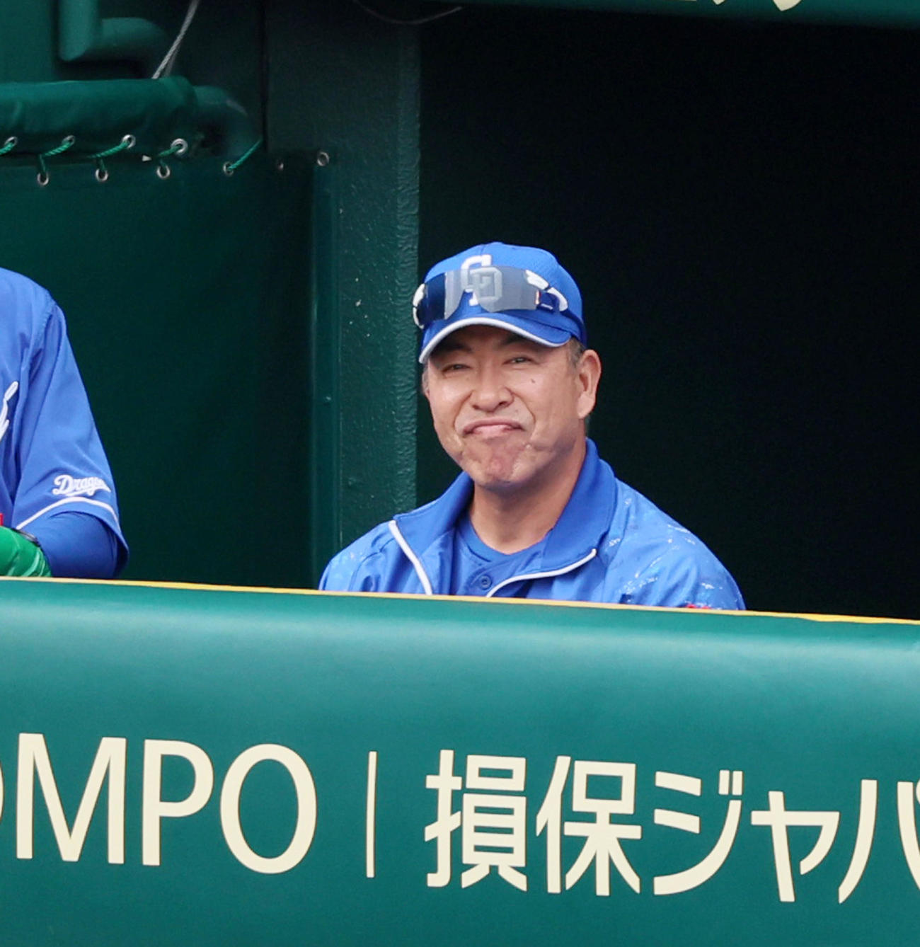 阪神対中日　1回表中日1死二塁、井上監督は二塁走者岡林の本塁憤死に複雑そうな表情を見せる（撮影・加藤哉）