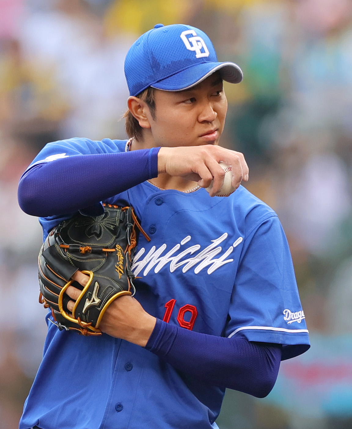 阪神対中日　6回裏阪神2死三塁、汗をぬぐう高橋宏（撮影・上山淳一）