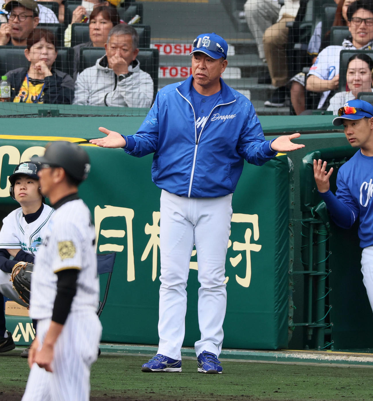阪神対中日　6回裏阪神2死二塁、井上監督は高橋宏のもとへ向かった山井コーチの動きに両手を広げる（撮影・加藤哉）