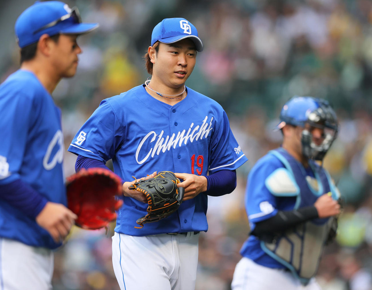 阪神対中日　5回裏阪神1死一塁、高橋宏（中央）は村上のバントで投ゴロ併殺に仕留めベンチに引き上げる（撮影・上山淳一）