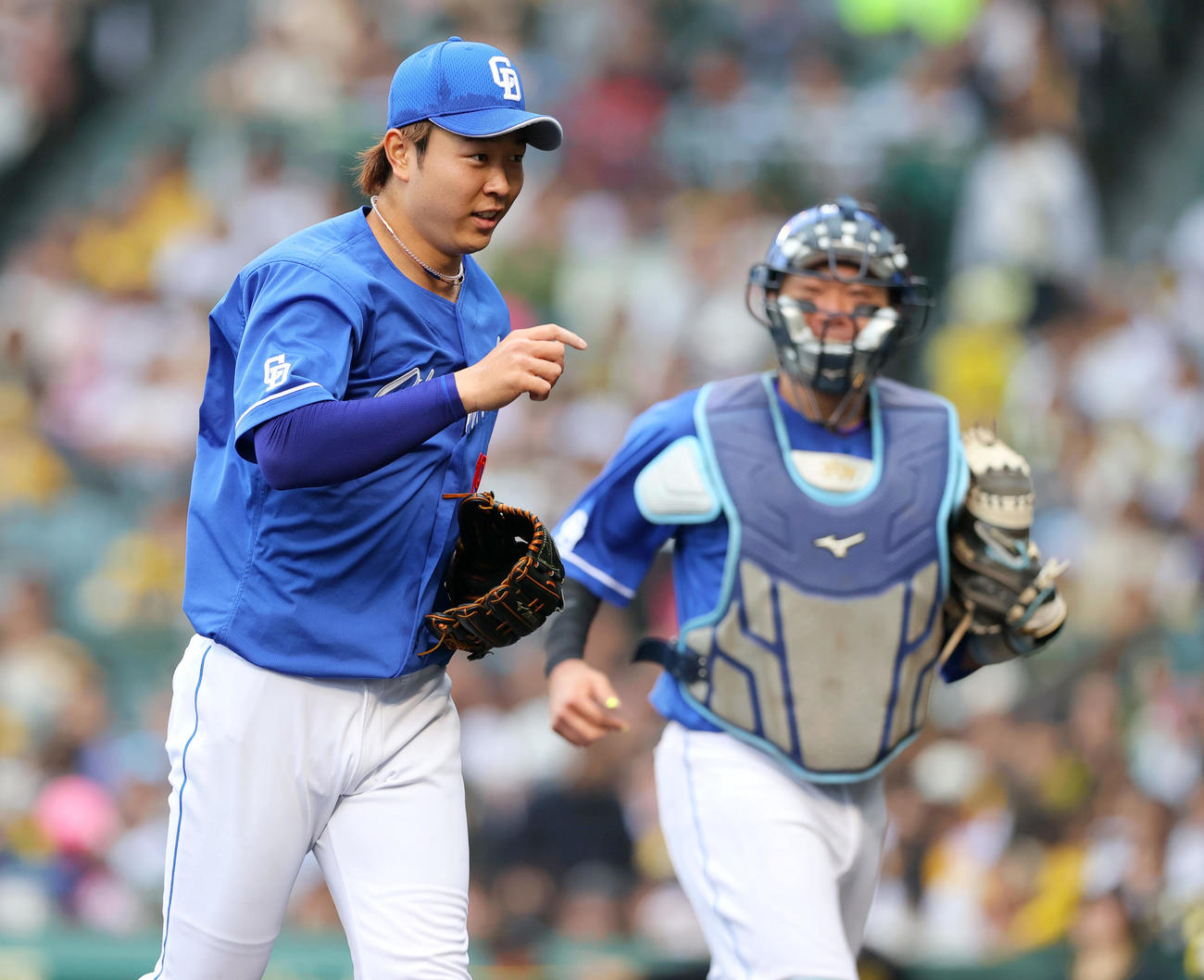 阪神対中日　5回裏阪神1死一塁、高橋宏（手前）は村上のバントで投ゴロ併殺に仕留めベンチに引き上げる（撮影・上山淳一）