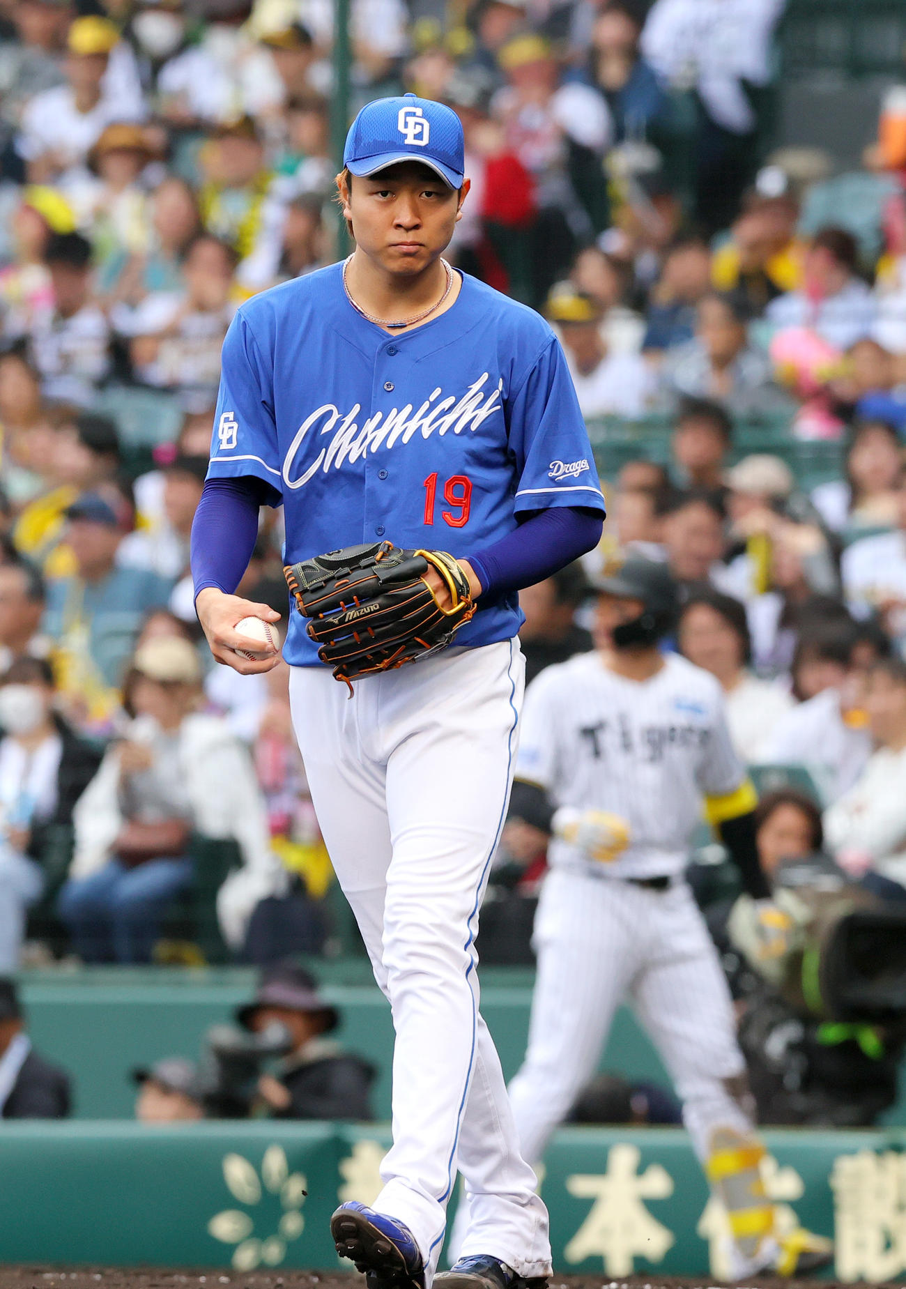 阪神対中日　6回裏阪神1死二塁、高橋宏（手前）は森下を二ゴロに仕留める（撮影・上山淳一）