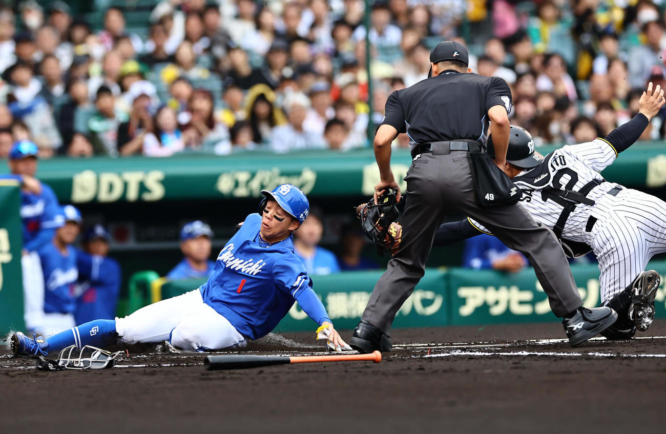 阪神対中日　1回表中日1死二塁、上林の安打で生還を狙うも森下の好返球で憤死する岡林。捕手は坂本（撮影・上田博志）