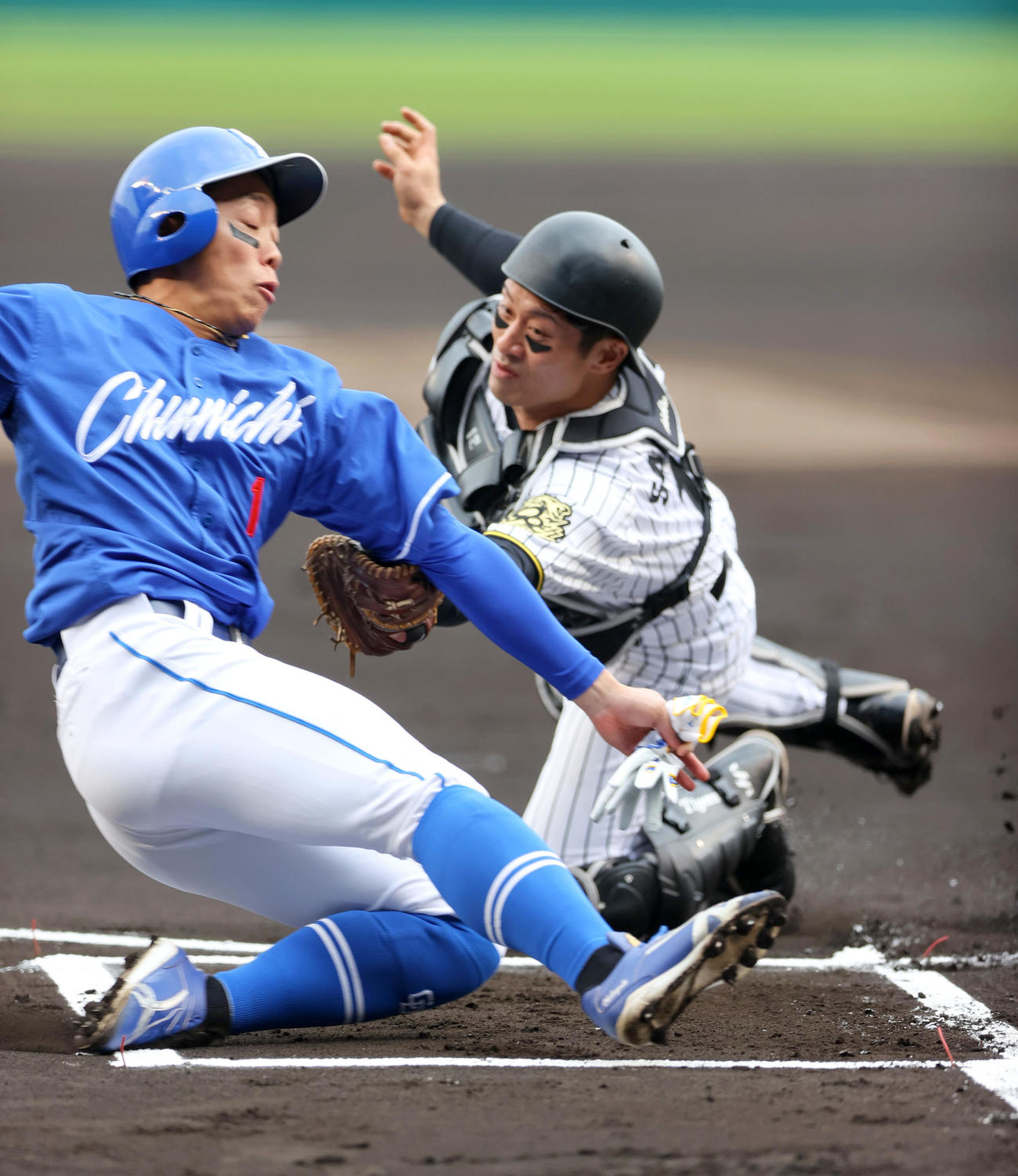 阪神対中日　1回表中日1死二塁、二走岡林（左）は上林の右前打で本塁突入も憤死する、捕手坂本（撮影・上山淳一）