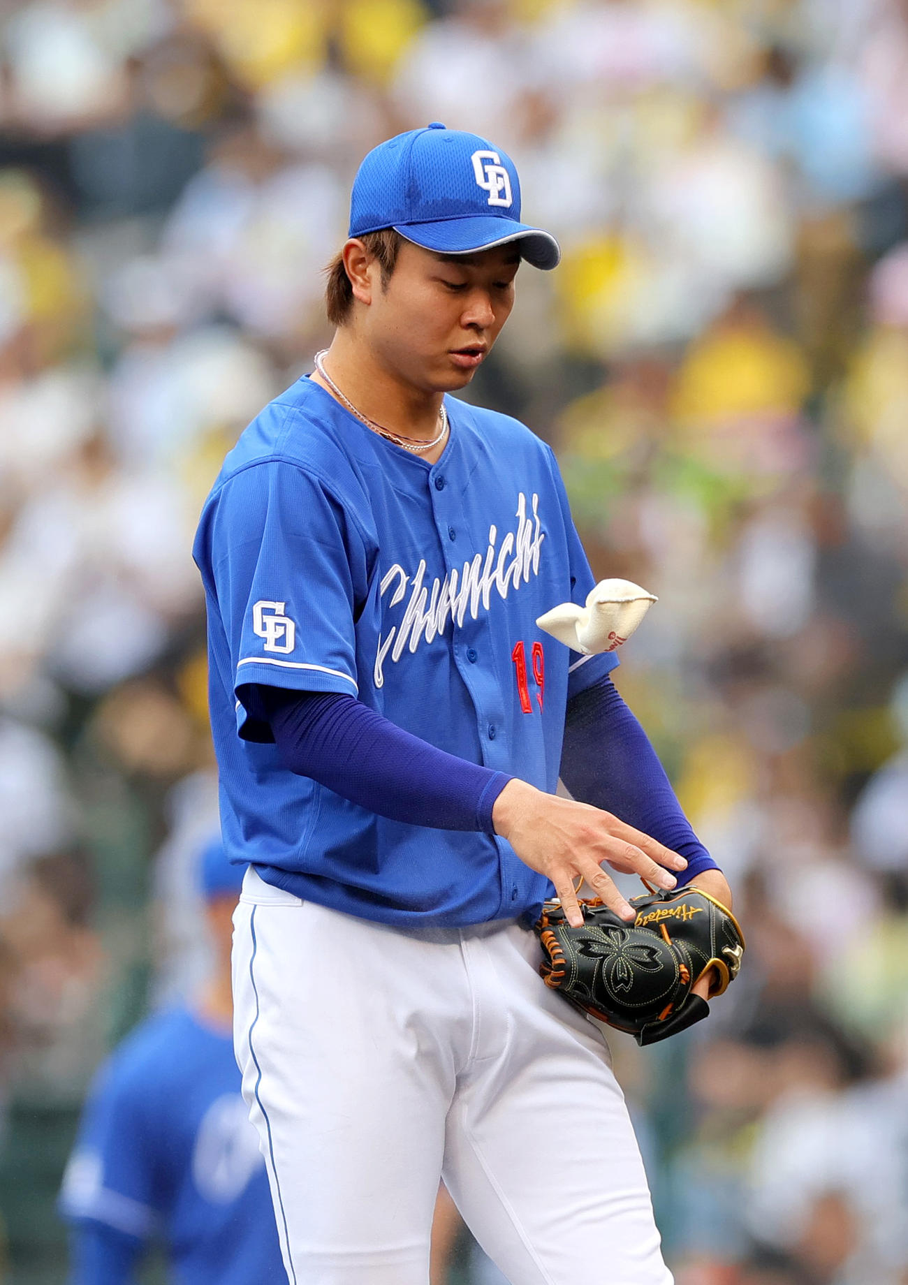 阪神対中日　5回裏、高橋宏はマウンドのロジンを浮かべる（撮影・上山淳一）