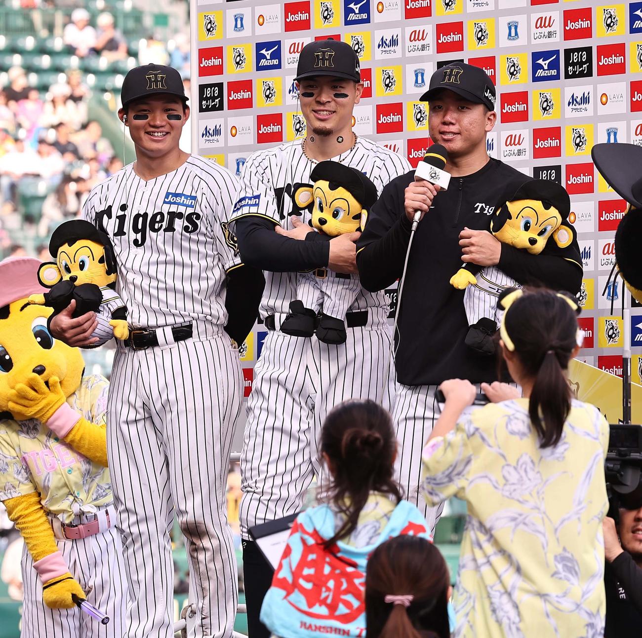 阪神対中日　お立ち台で子供たちの質問に答える左から森下、佐藤輝、村上（撮影・上田博志）