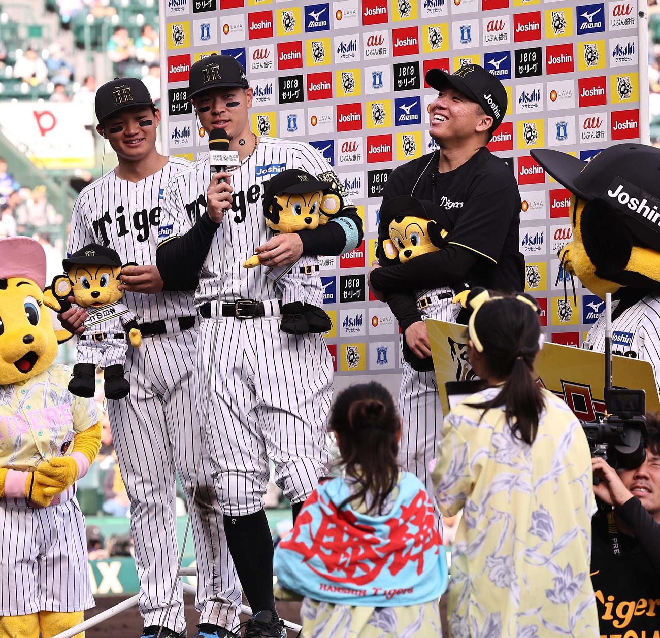 阪神対中日　お立ち台で子供たちの質問に答える左から森下、佐藤輝、村上（撮影・上田博志）