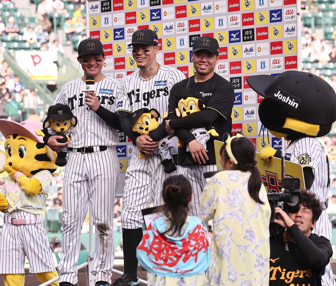 阪神対中日　お立ち台で子供たちの質問に答える左から森下、佐藤輝、村上（撮影・上田博志）