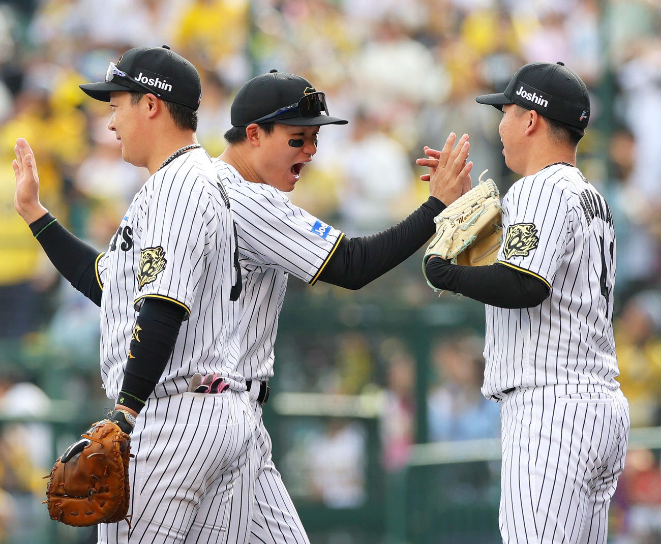 阪神対中日　中日から完封勝利を挙げた村上（右）は森下とタッチをかわす。左は大山（撮影・上山淳一）