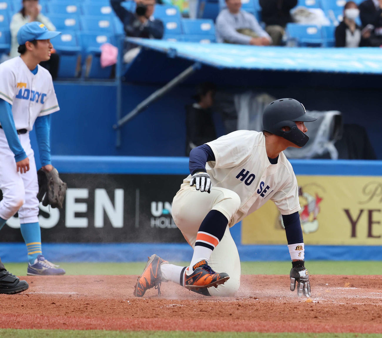 東京6大学野球　法大対東大　5回表法大無死満塁、適時二塁打で生還した一塁走者今泉（撮影・山本朝陽）