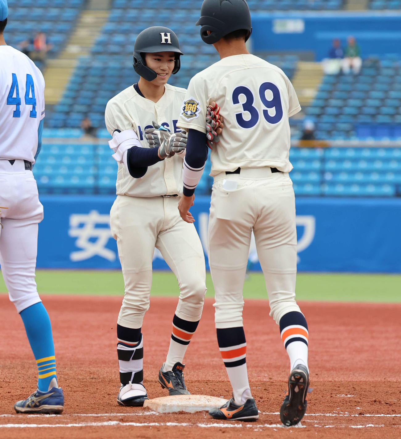 東京6大学野球　法大対東大　3回表法大2死一、三塁、熊谷は左前適時打を放ち一塁上で喜ぶ（撮影・山本朝陽）