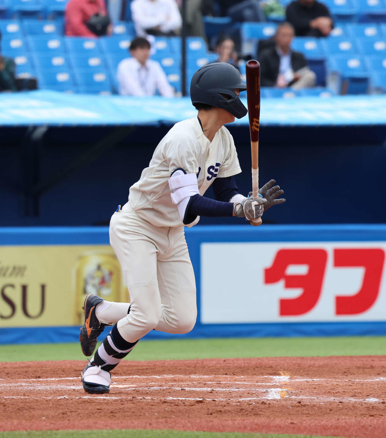 東京6大学野球　法大対東大　3回表法大2死一、三塁、熊谷は左前適時打を放つ（撮影・山本朝陽）
