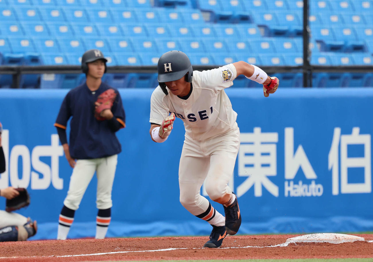 東京6大学野球　法大対東大　1回表法大1死一、三塁、犠飛の間に生還した藤森（撮影・山本朝陽）