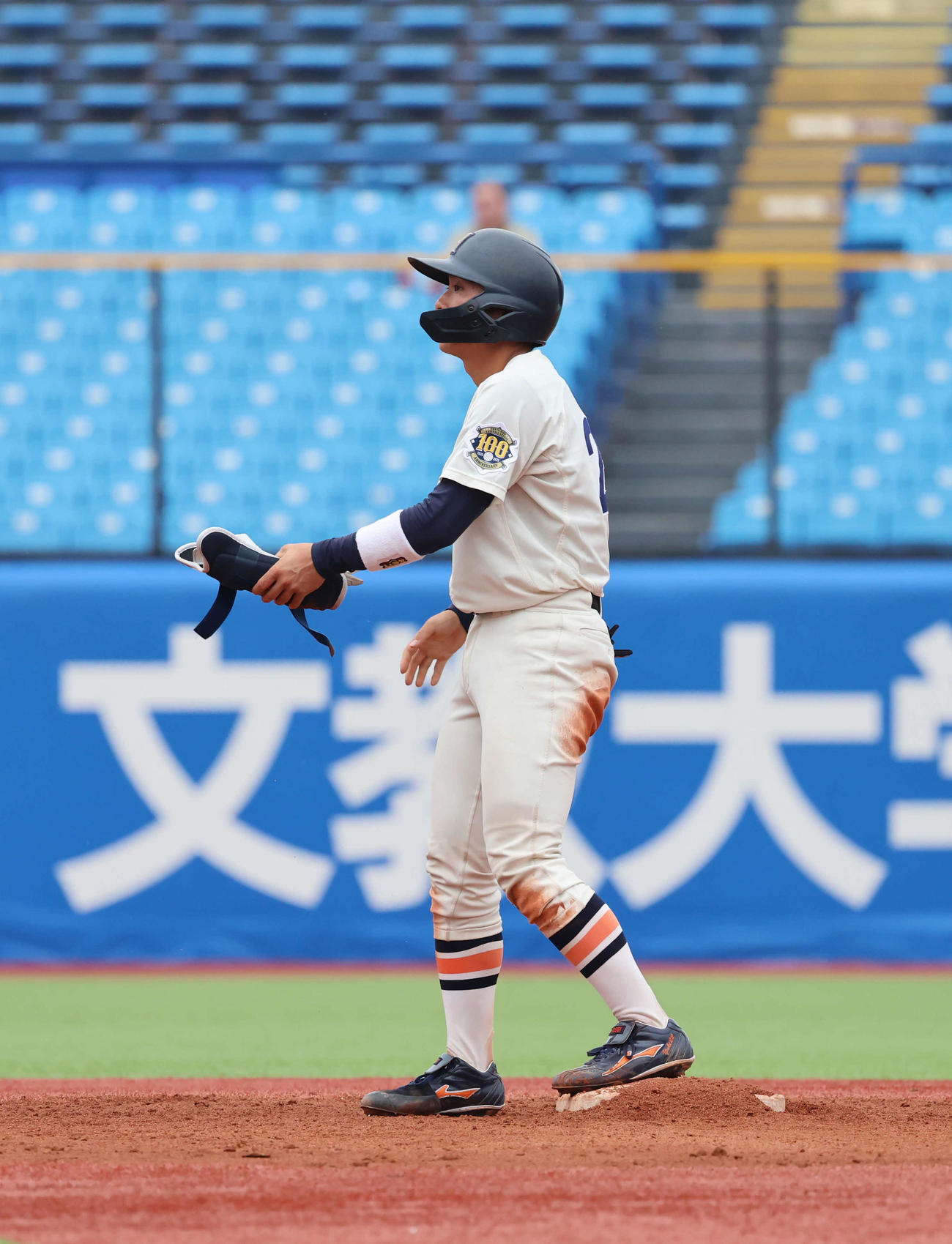 東京6大学野球　法大対東大　5回表法大1死三塁、中西祐は適時二塁打を放つ（撮影・山本朝陽）