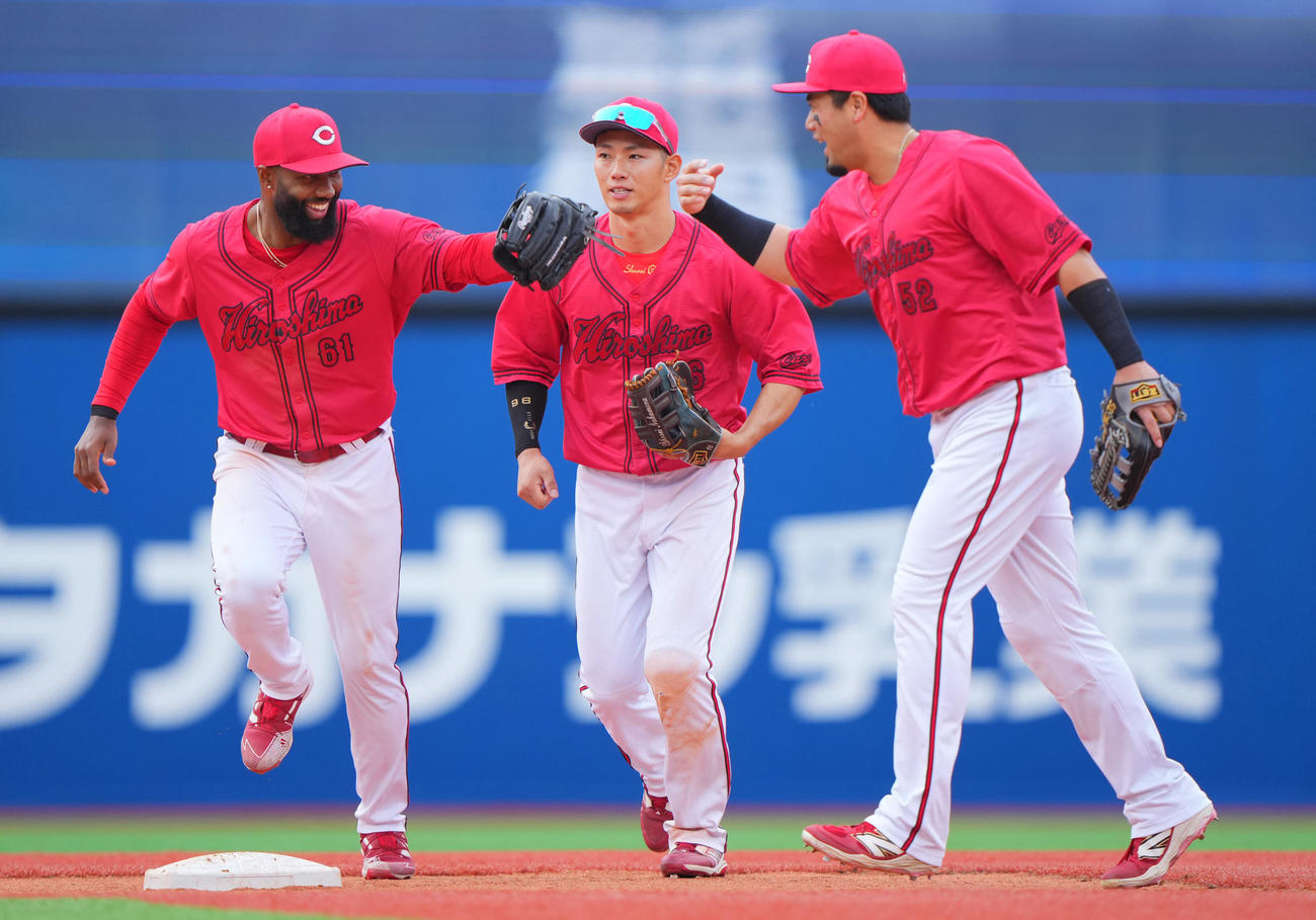 DeNA対広島　DeNAに勝利し笑顔でタッチを交わす広島ファビアン（左）、中村奨（中央）、末包（撮影・垰建太）