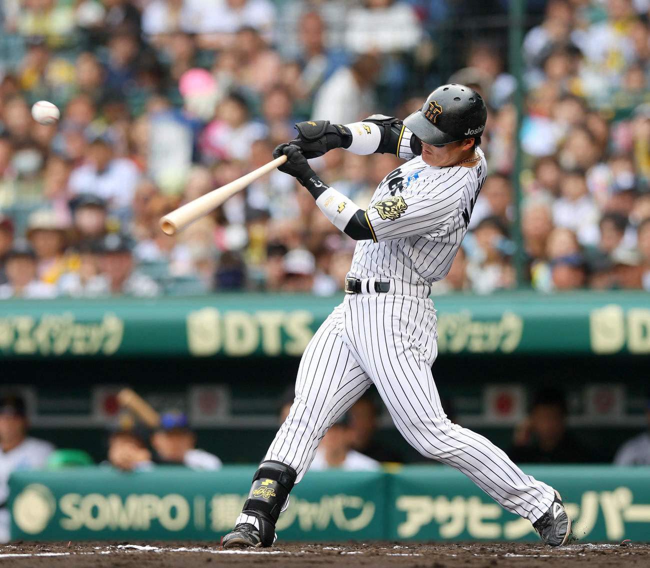 阪神対中日　3回裏阪神無死、前川は左前打を放つ（撮影・上山淳一）