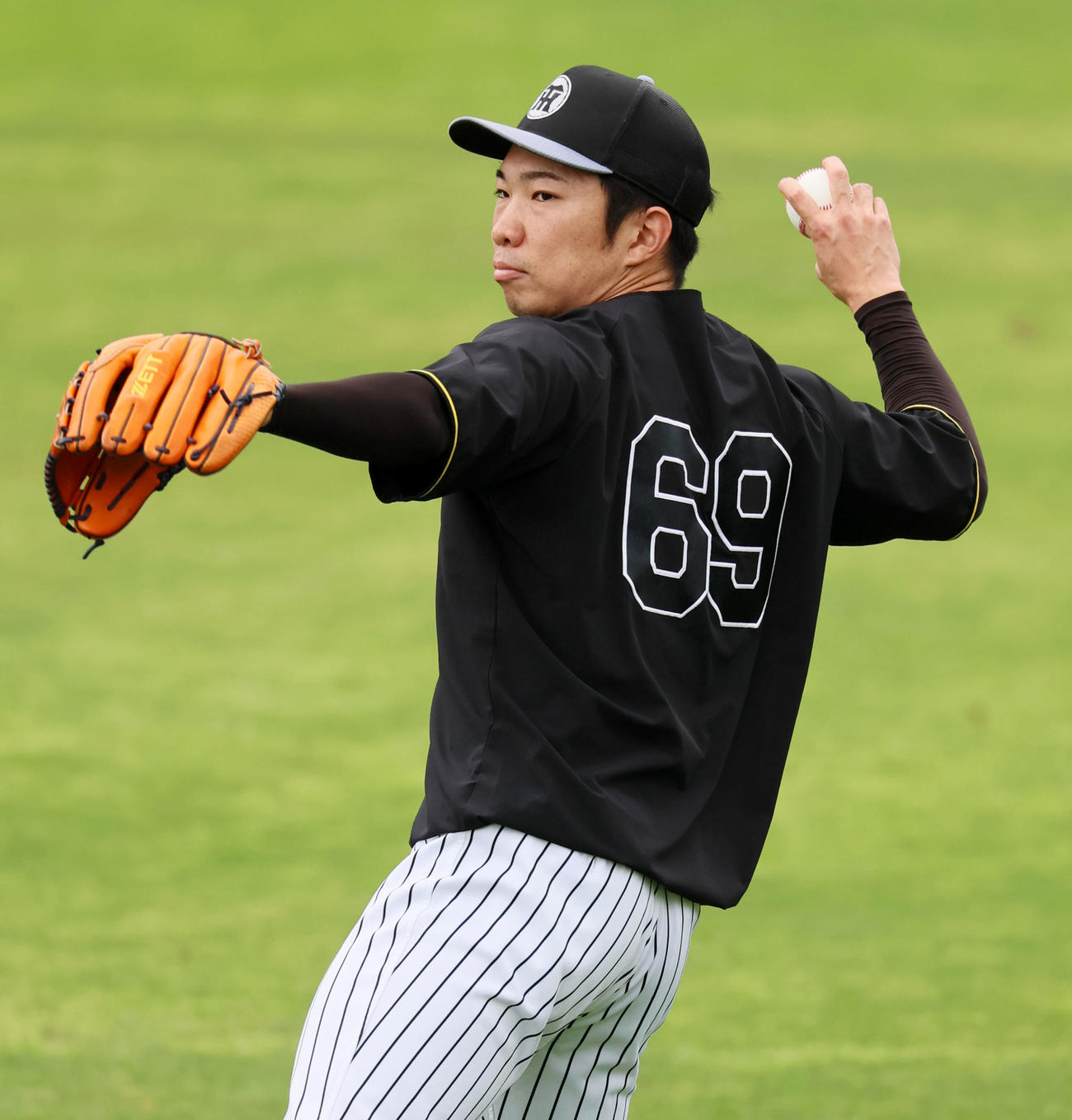 阪神対中日　1軍に合流しキャッチボールする阪神石井（撮影・加藤哉）