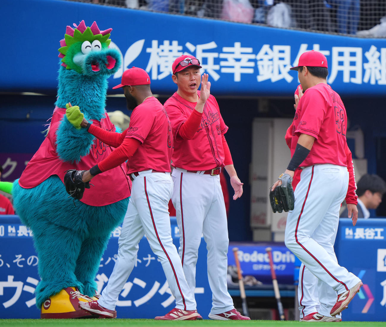 DeNA対広島　DeNAに勝利しナインをタッチで迎える広島新井監督（中央）（撮影・垰建太）
