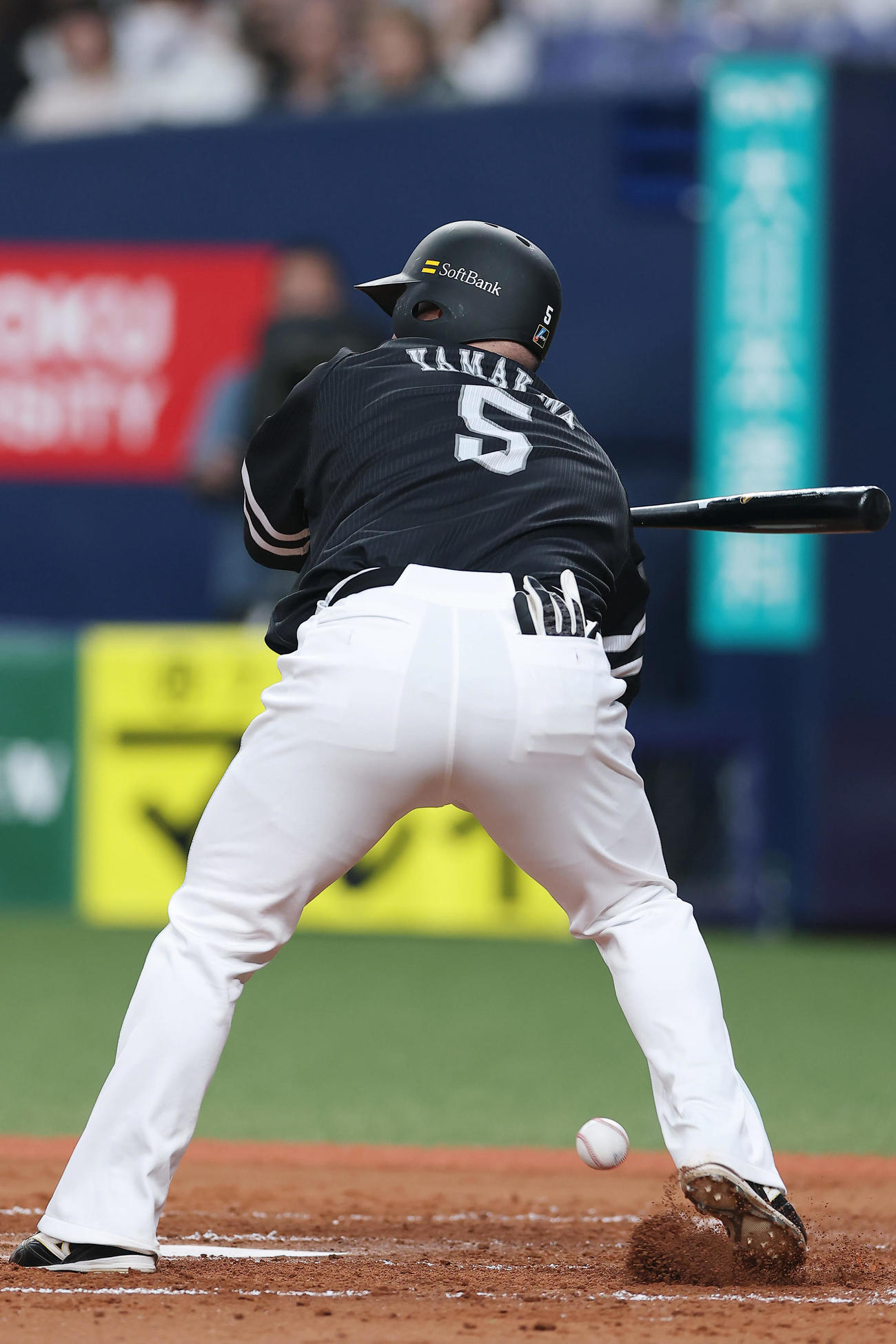 オリックス対ソフトバンク　4回表ソフトバンク2死二塁、死球を受ける山川（撮影・前田充）