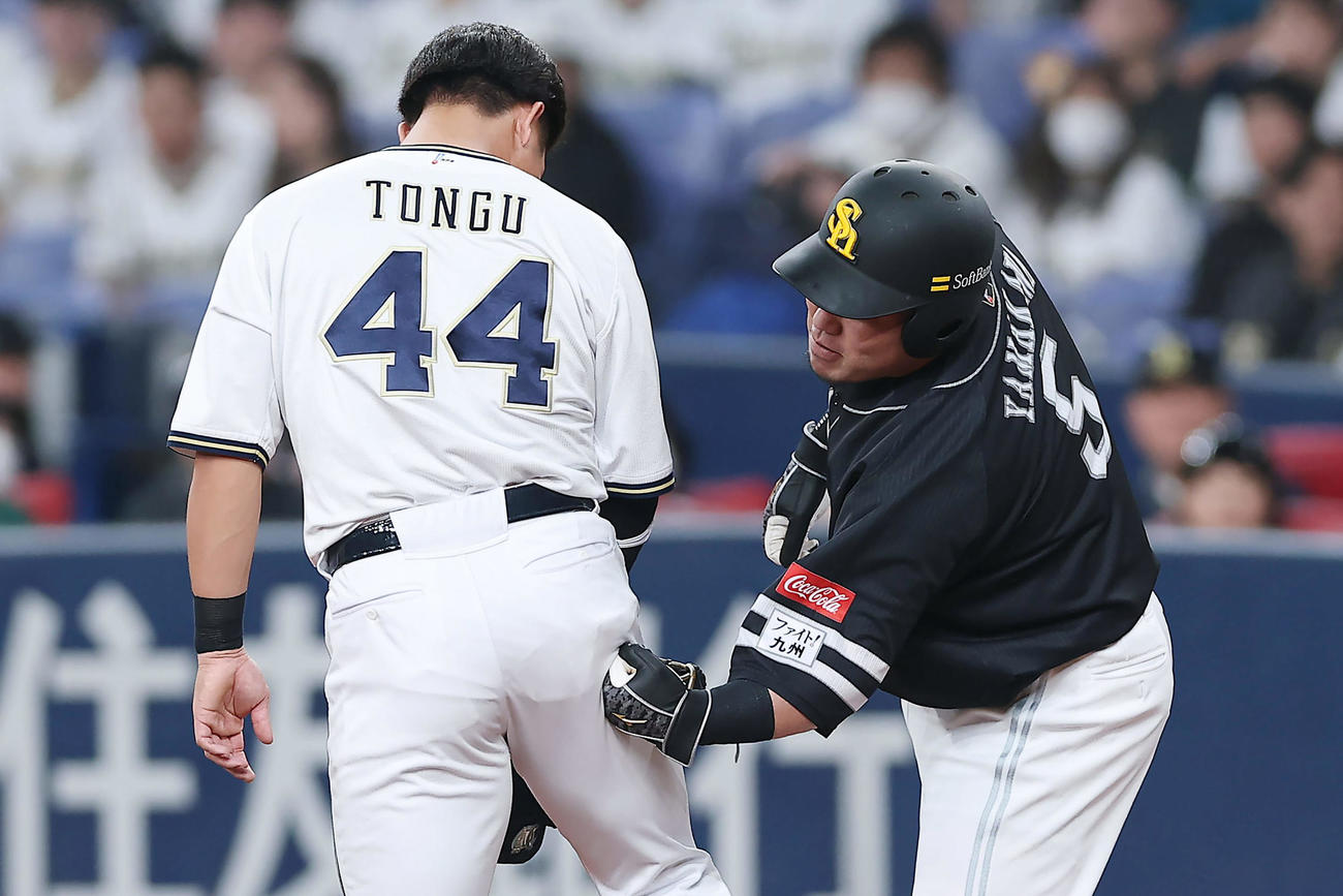 オリックス対ソフトバンク　4回表ソフトバンク2死二塁、死球を受け、一塁上でオリックス頓宮（左）にパンチを見舞う山川（撮影・前田充）