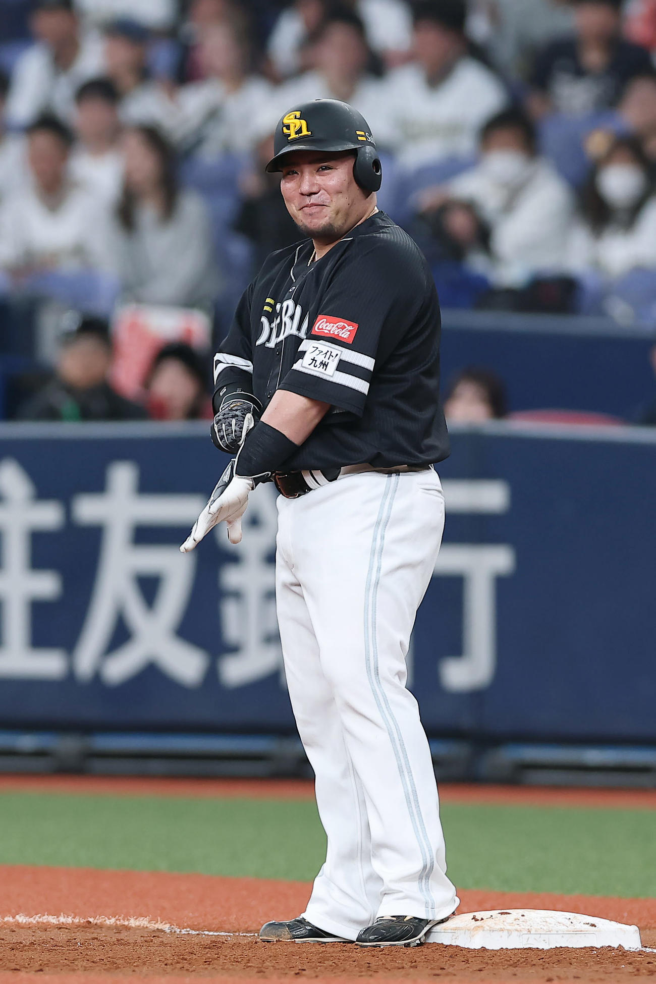 オリックス対ソフトバンク　4回表ソフトバンク2死二塁、死球を受けるも笑顔を見せる山川（撮影・前田充）