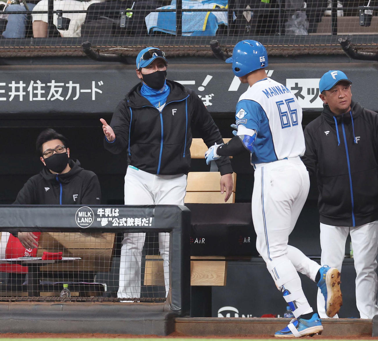 日本ハム対楽天　5回裏日本ハム無死満塁、左越え満塁本塁打を放った万波を出迎える新庄監督（撮影・黒川智章）