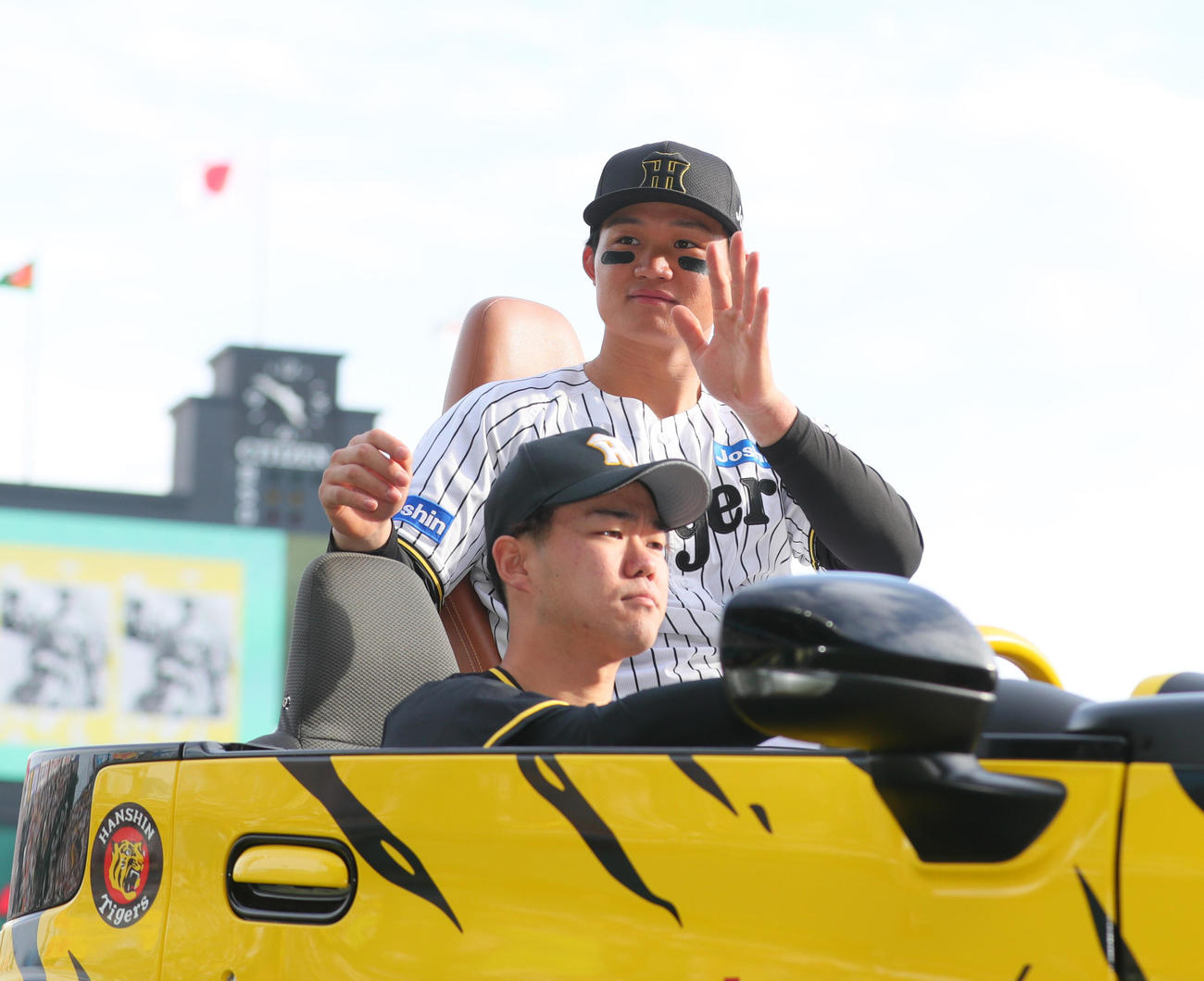 阪神対中日　ファンの声援に応えるヒーローの阪神森下（撮影・上山淳一）