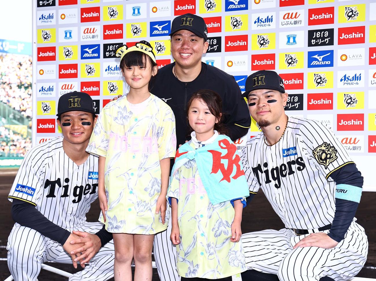 阪神対中日　子供たちと記念撮影する左から森下、村上、佐藤輝（撮影・上田博志）