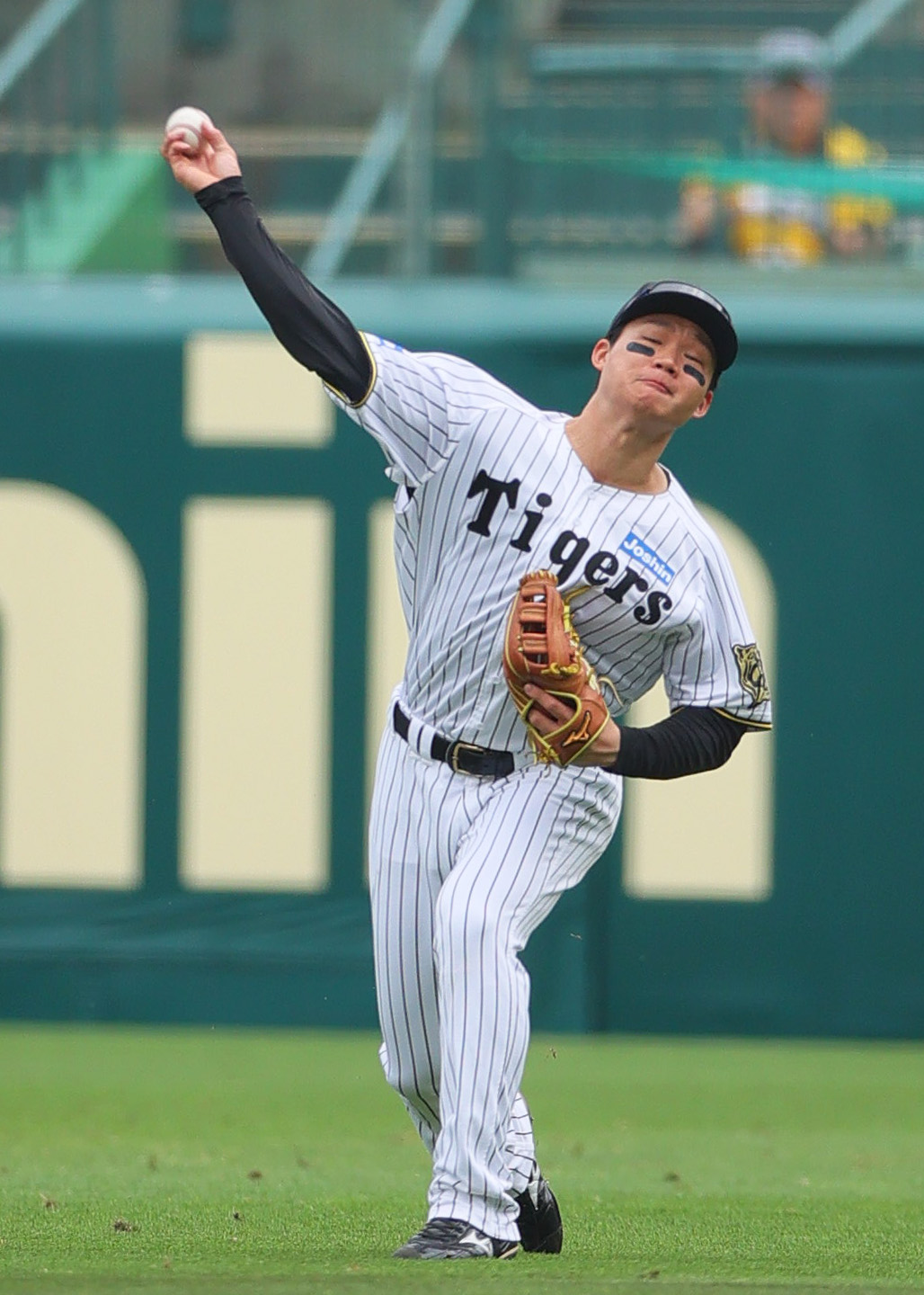 阪神対中日　1回表中日1死二塁、上林の右前打で本塁を狙った二走岡林を本塁で刺す右翼手森下（撮影・上山淳一）