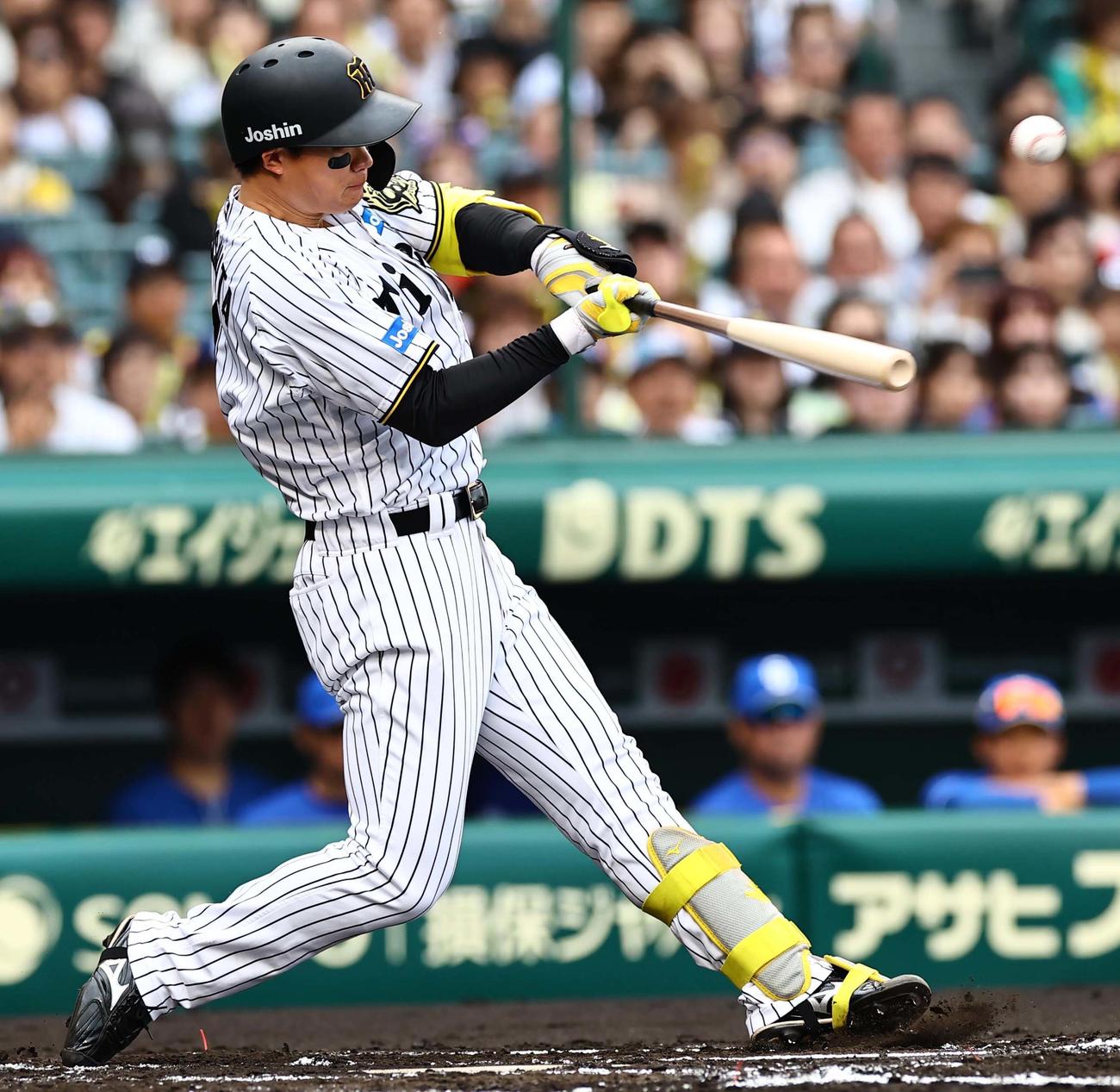 阪神対中日　1回裏阪神1死二塁、森下は中前に先制適時打を放つ（撮影・上田博志）