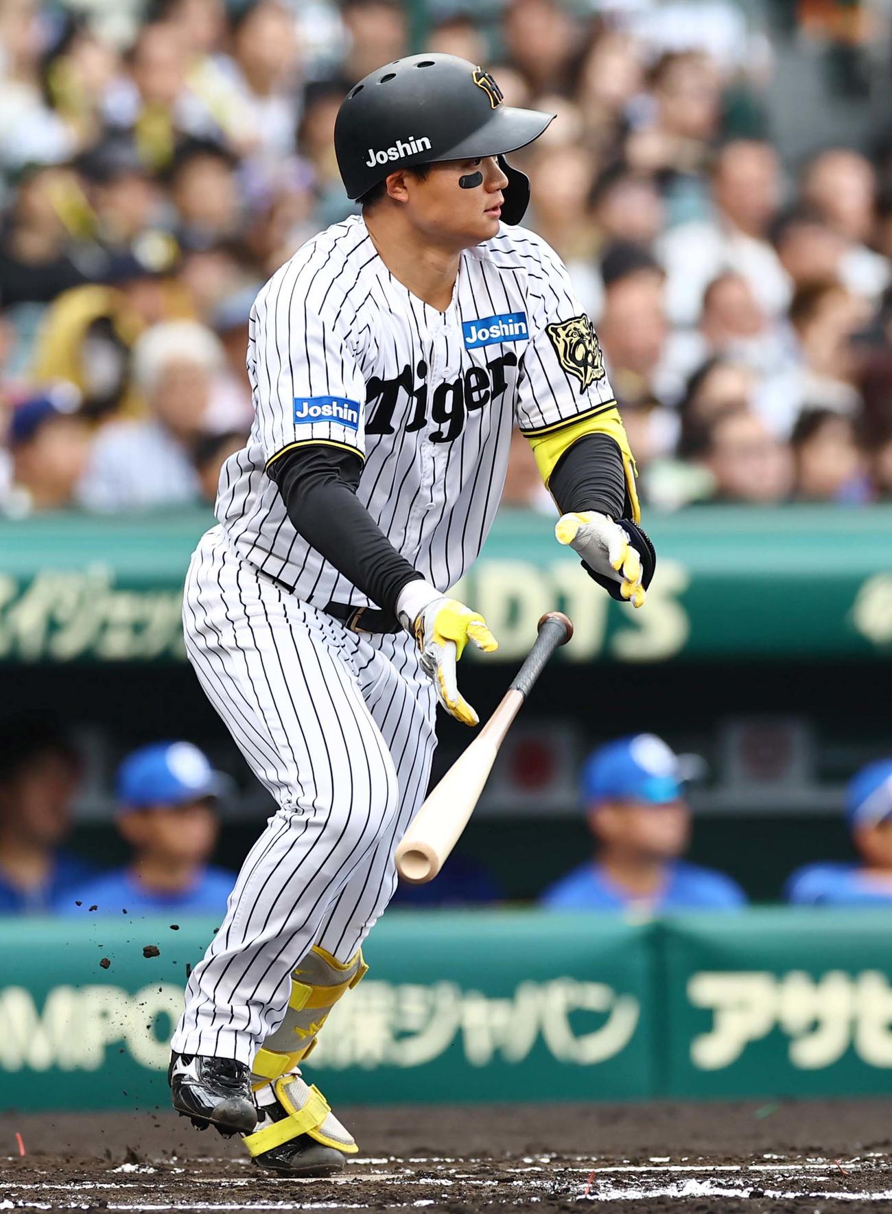 阪神対中日　1回裏阪神1死二塁、森下は中前に先制適時打を放つ（撮影・上田博志）
