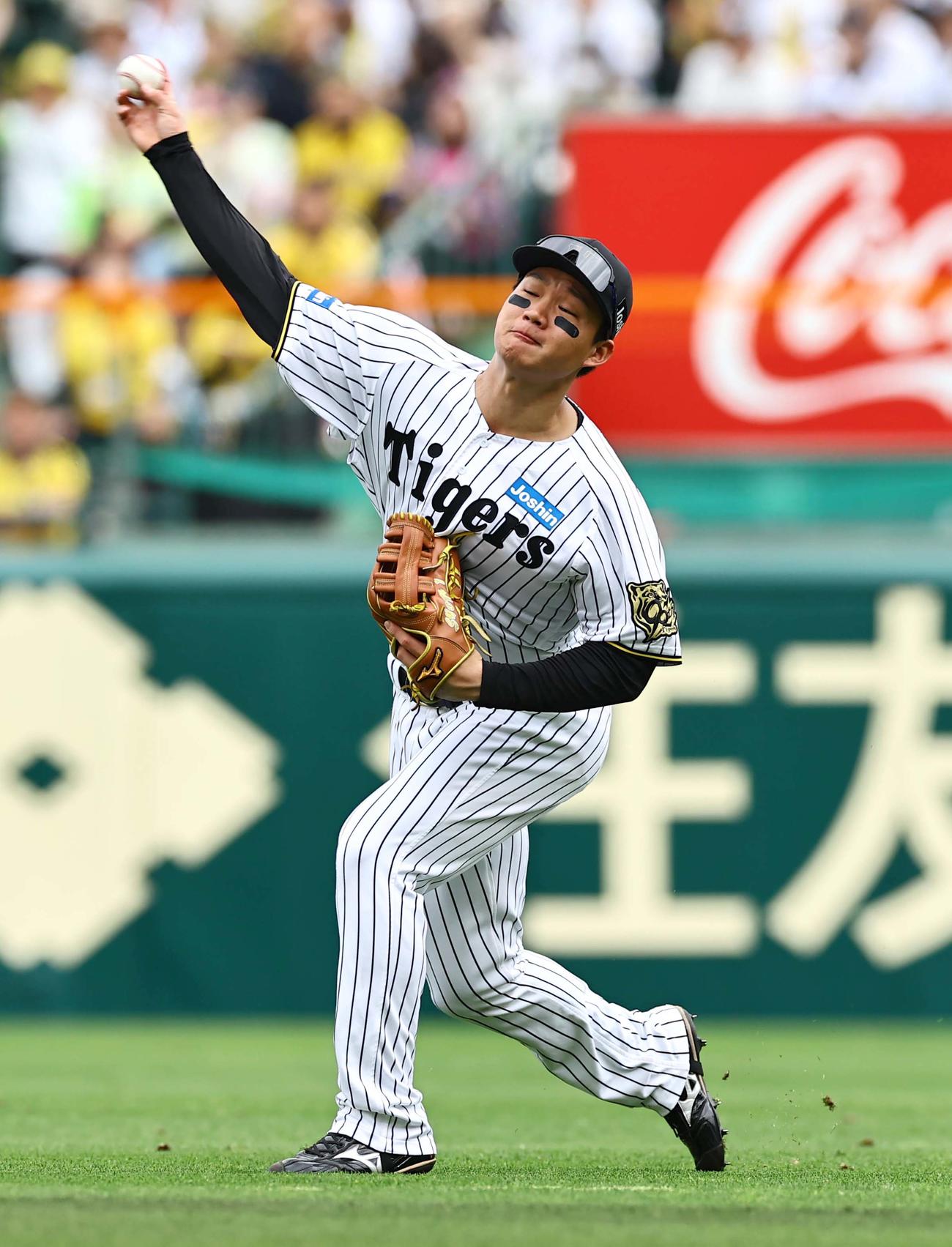 阪神対中日　1回表中日1死二塁、森下は上林の安打を本塁へ好返球し岡林を刺す（撮影・上田博志）