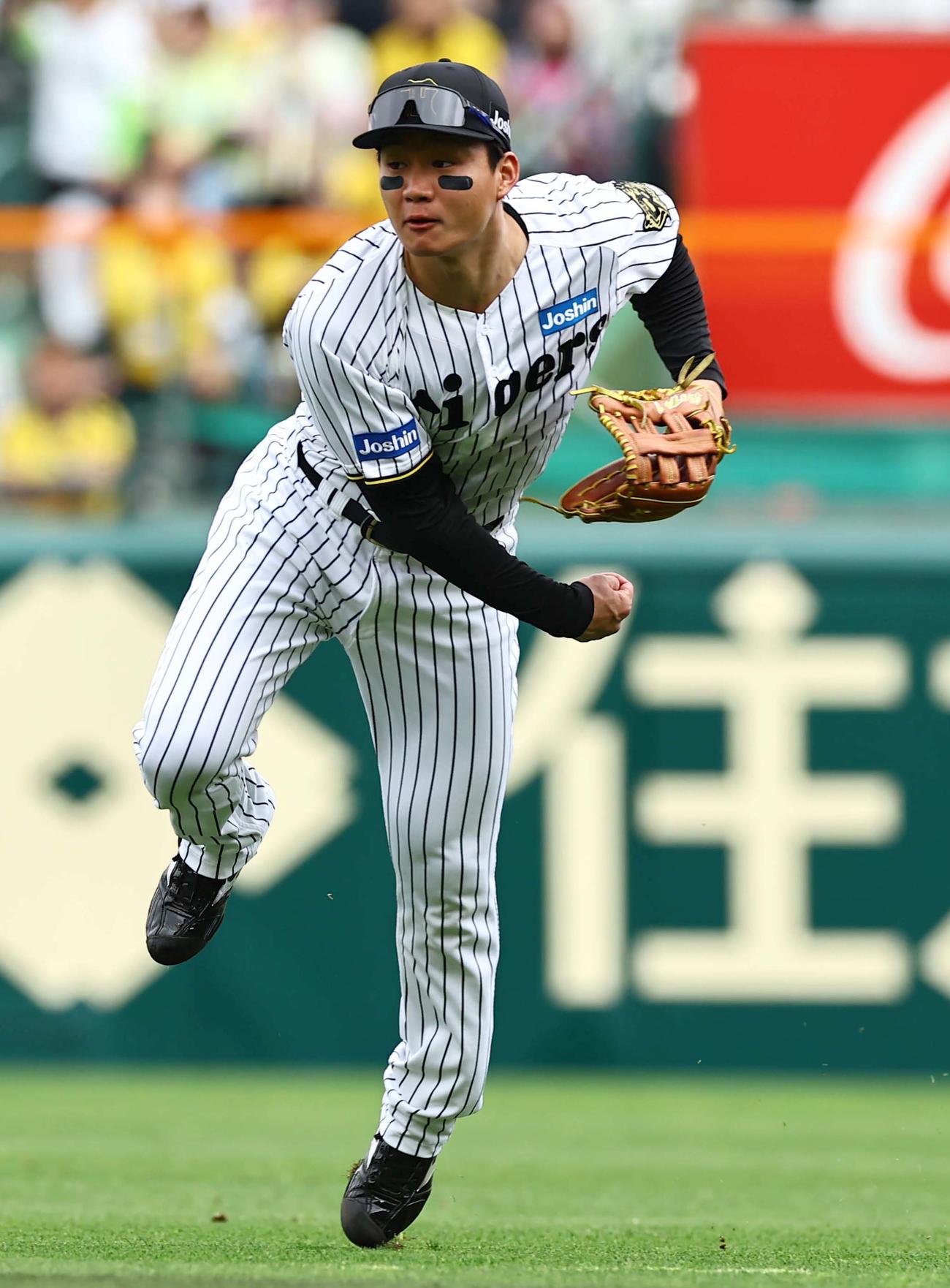 阪神対中日　1回表中日1死二塁、森下は上林の安打を本塁へ好返球し岡林を刺す（撮影・上田博志）