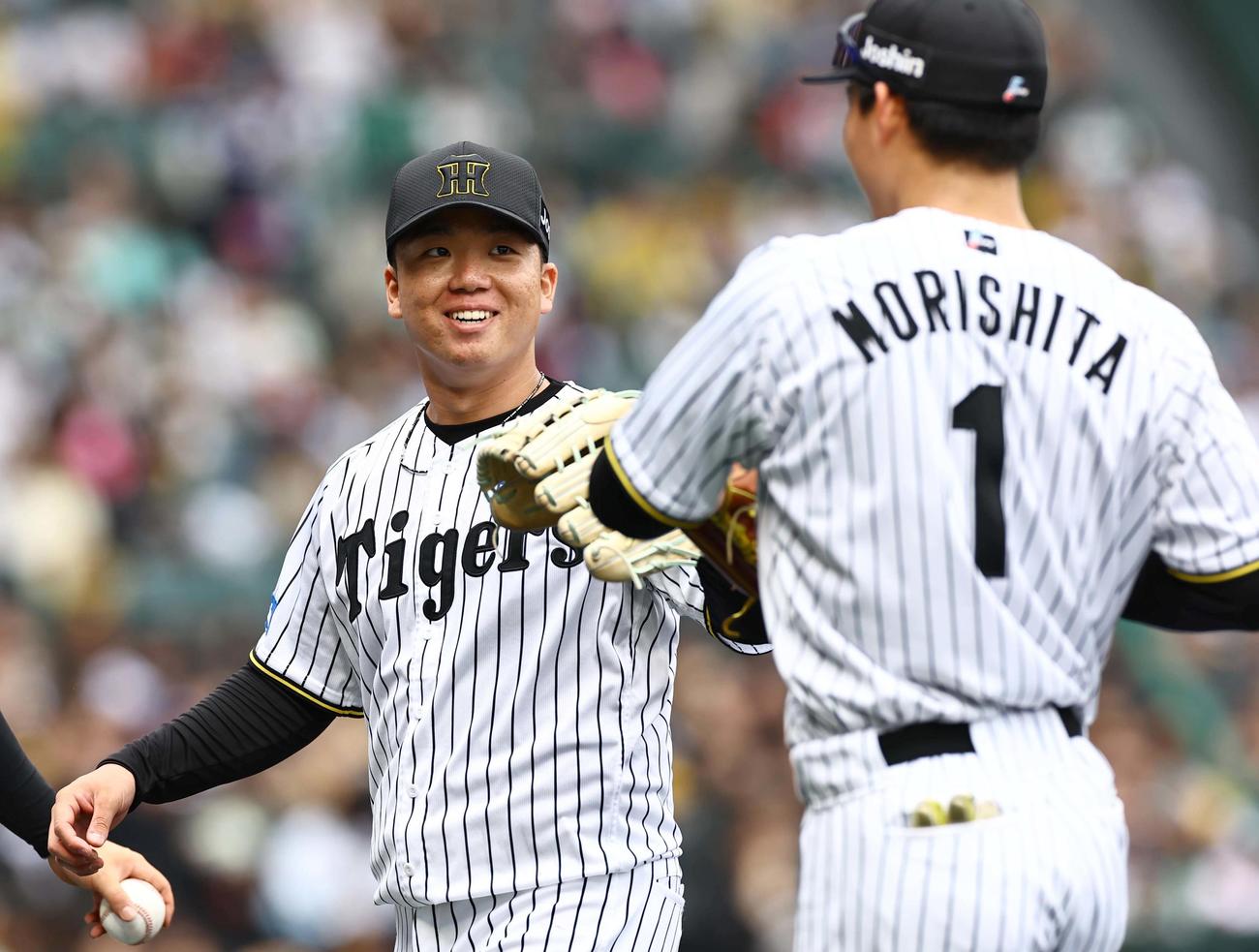 阪神対中日　1回、好返球で得点を阻止した森下（右）と笑顔でハイタッチする村上（撮影・上田博志）