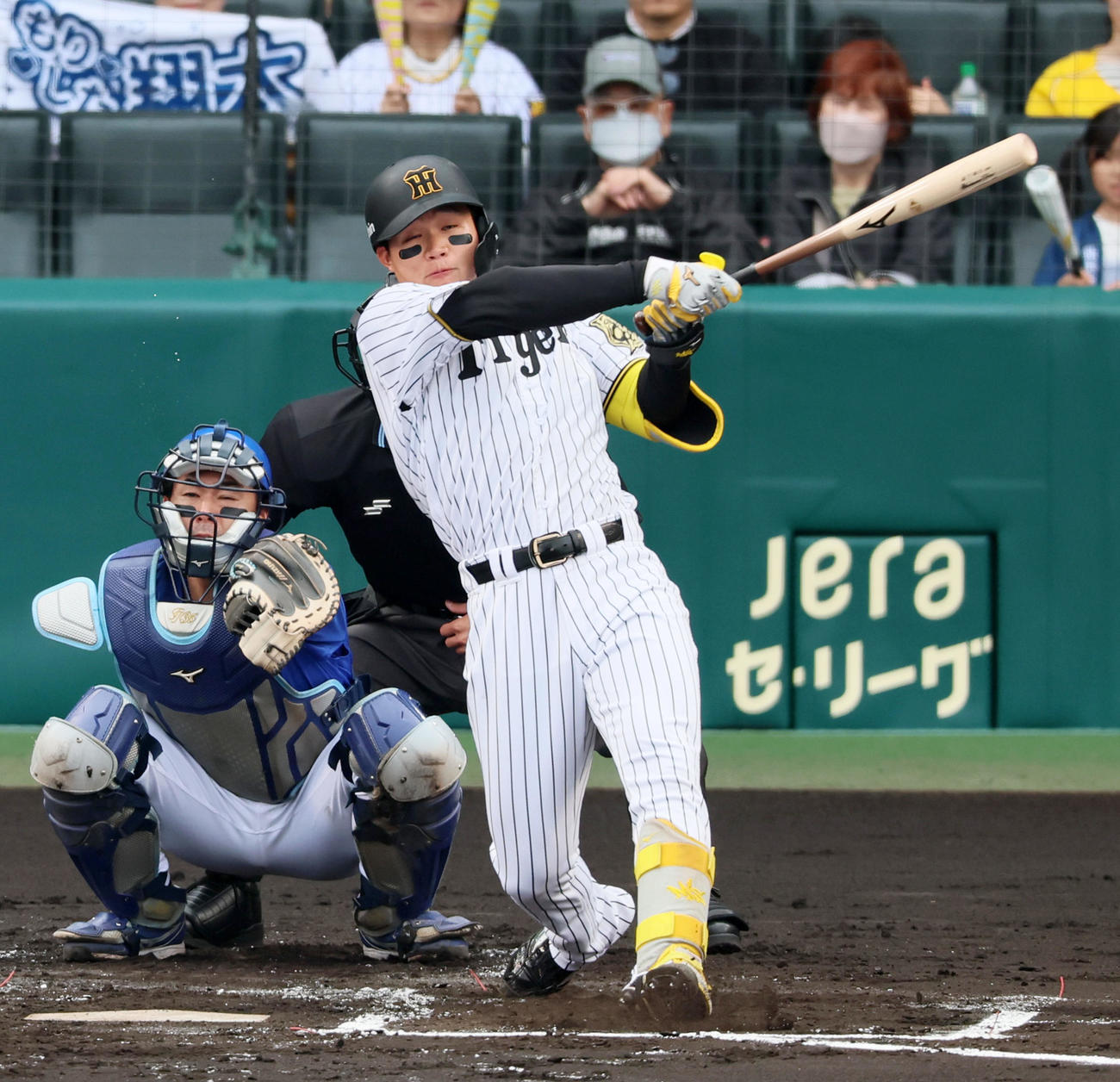 阪神対中日　1回裏阪神1死二塁、森下は中前適時打を放つ（撮影・加藤哉）