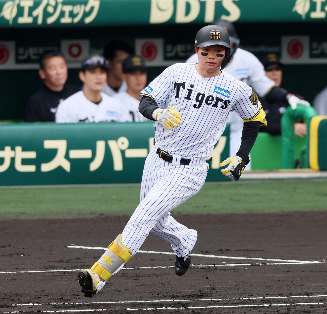 阪神対中日　1回裏阪神1死二塁、森下は中前適時打を放つ（撮影・加藤哉）