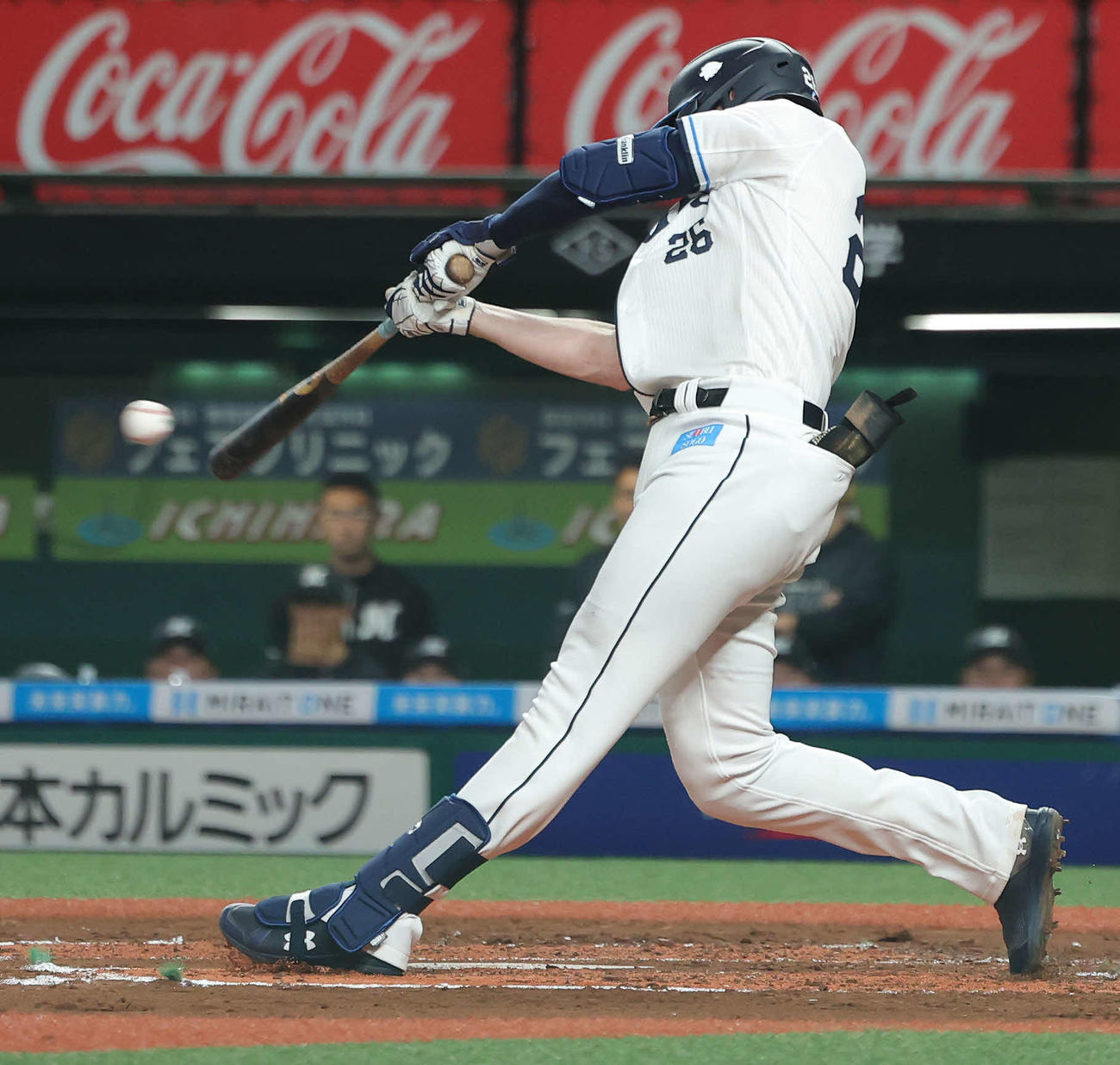 西武対ロッテ　2回裏西武無死、左前打を放つネビン（撮影・河田真司）