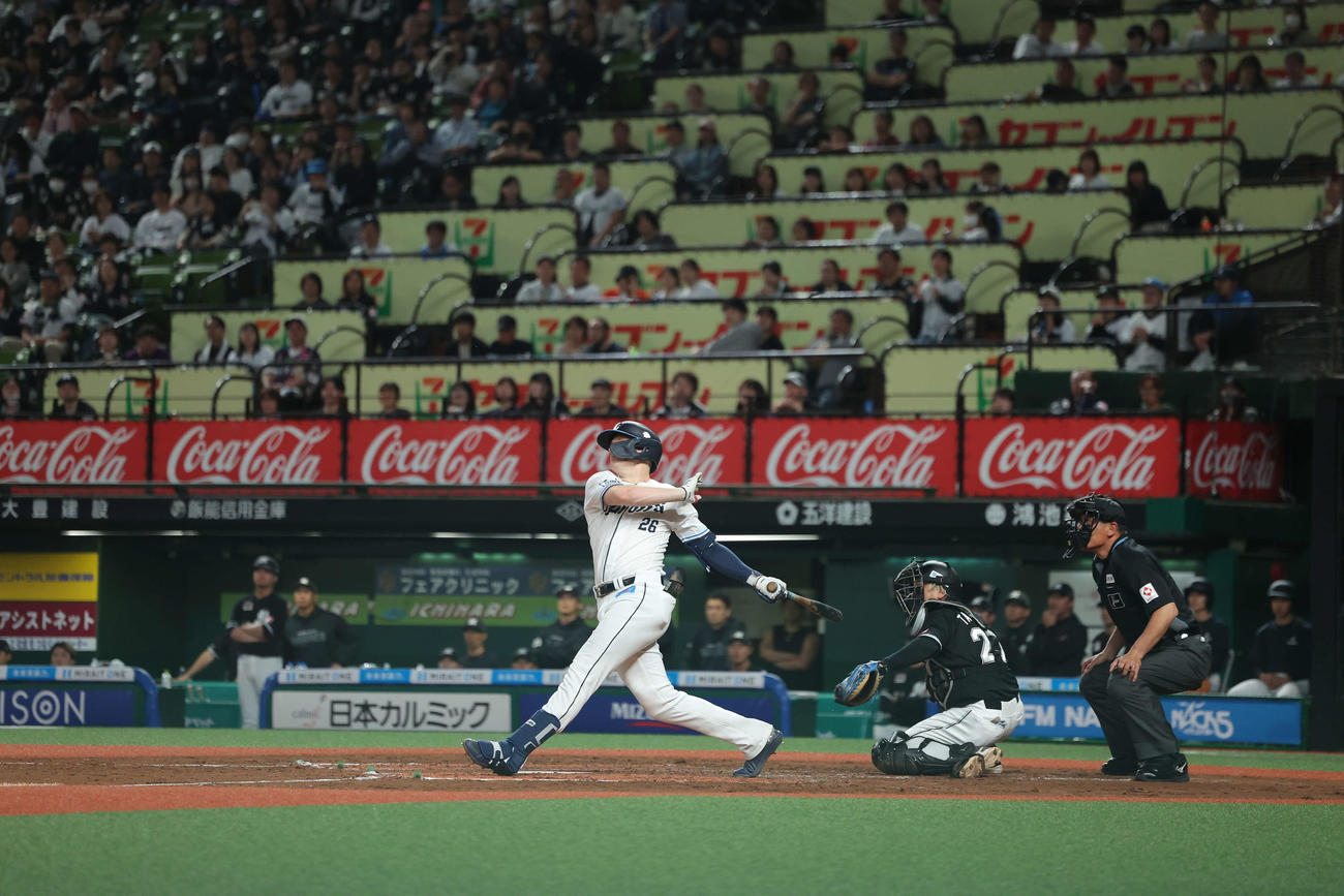 西武対ロッテ　3回裏西武1死満塁、左越え先制満塁本塁打を放つネビン（撮影・河田真司）
