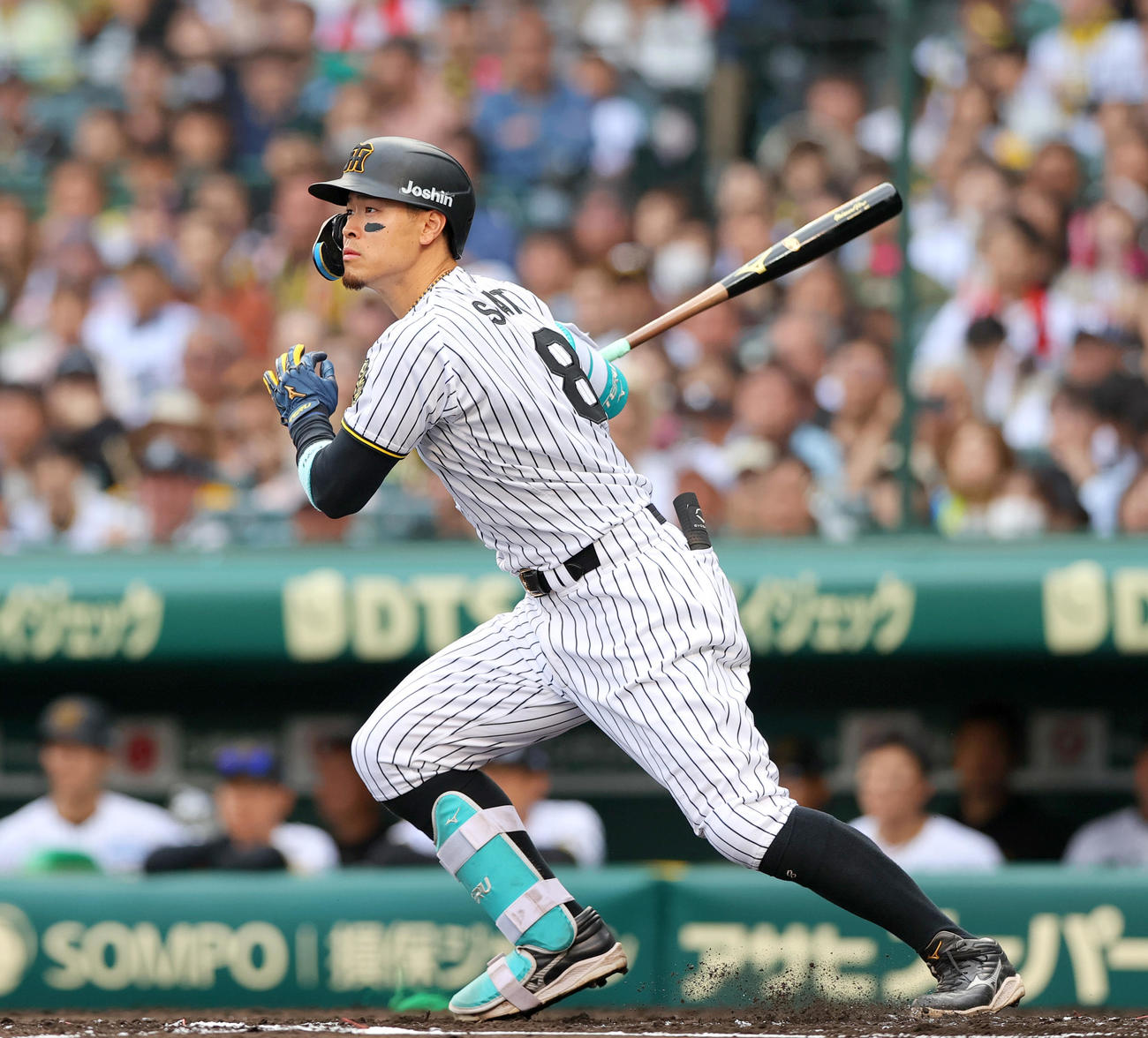阪神対中日　6回裏阪神2死三塁、佐藤輝は左適時二塁打を放つ（撮影・上山淳一）