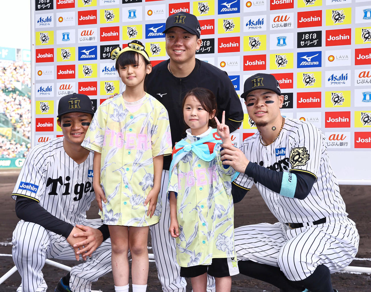 阪神対中日　子供たちと記念撮影する左から森下、村上、佐藤輝（撮影・上田博志）