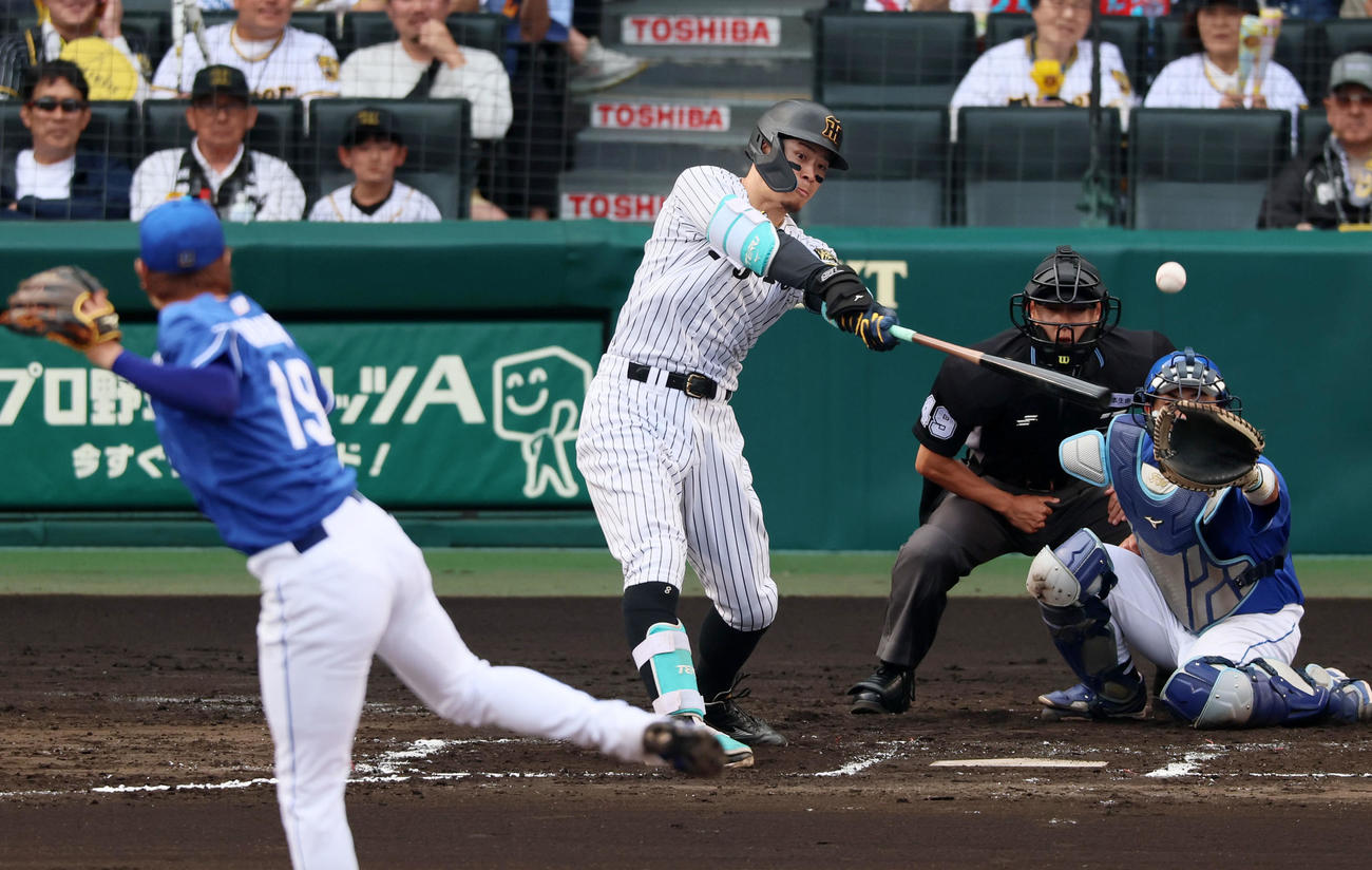 阪神対中日　6回裏阪神2死三塁、佐藤輝は左越え適時二塁打を放つ。投手高橋宏（撮影・加藤哉）