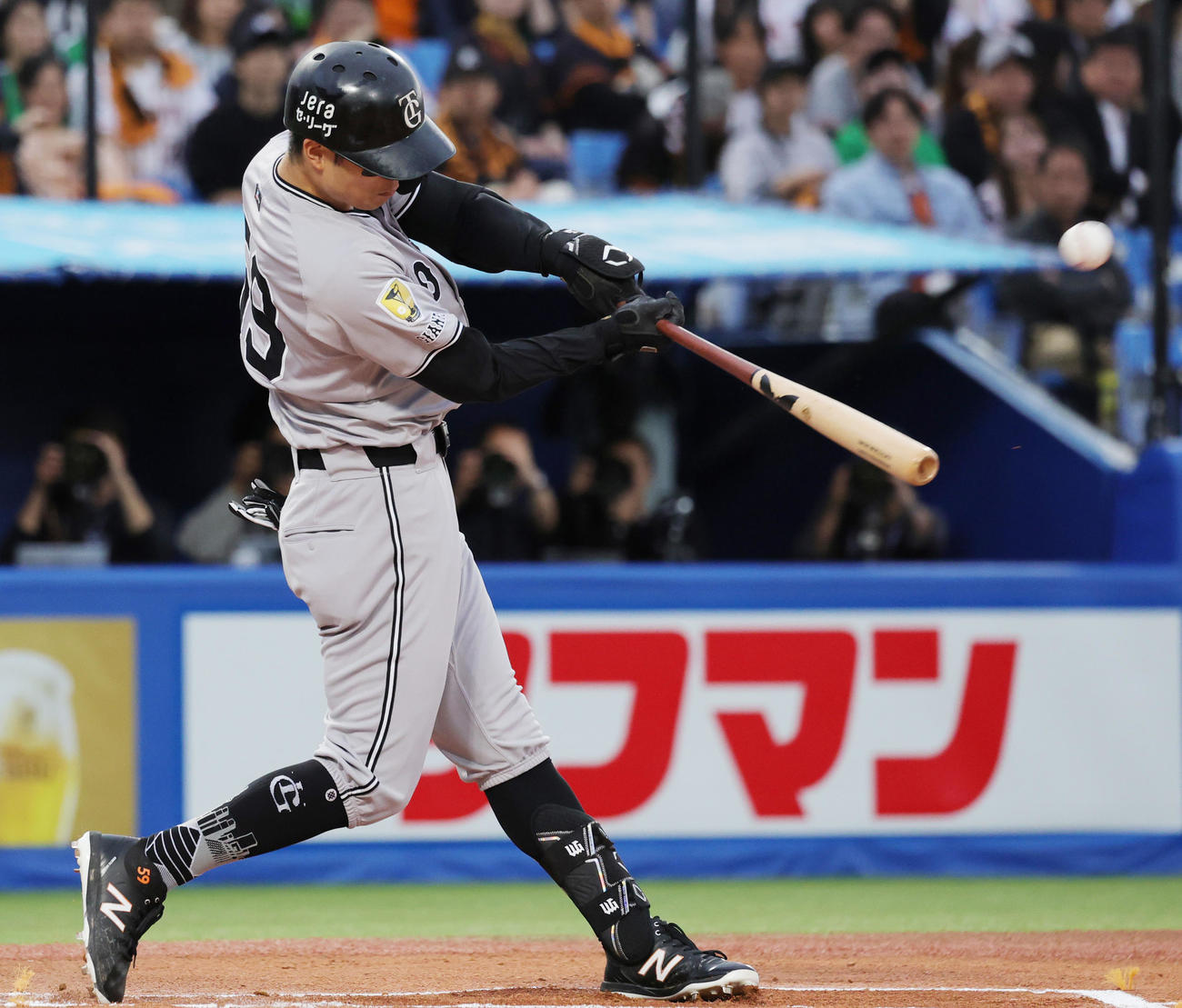 ヤクルト対巨人　1回表巨人1死、左越え先制本塁打を放つ若林（撮影・野上伸悟）