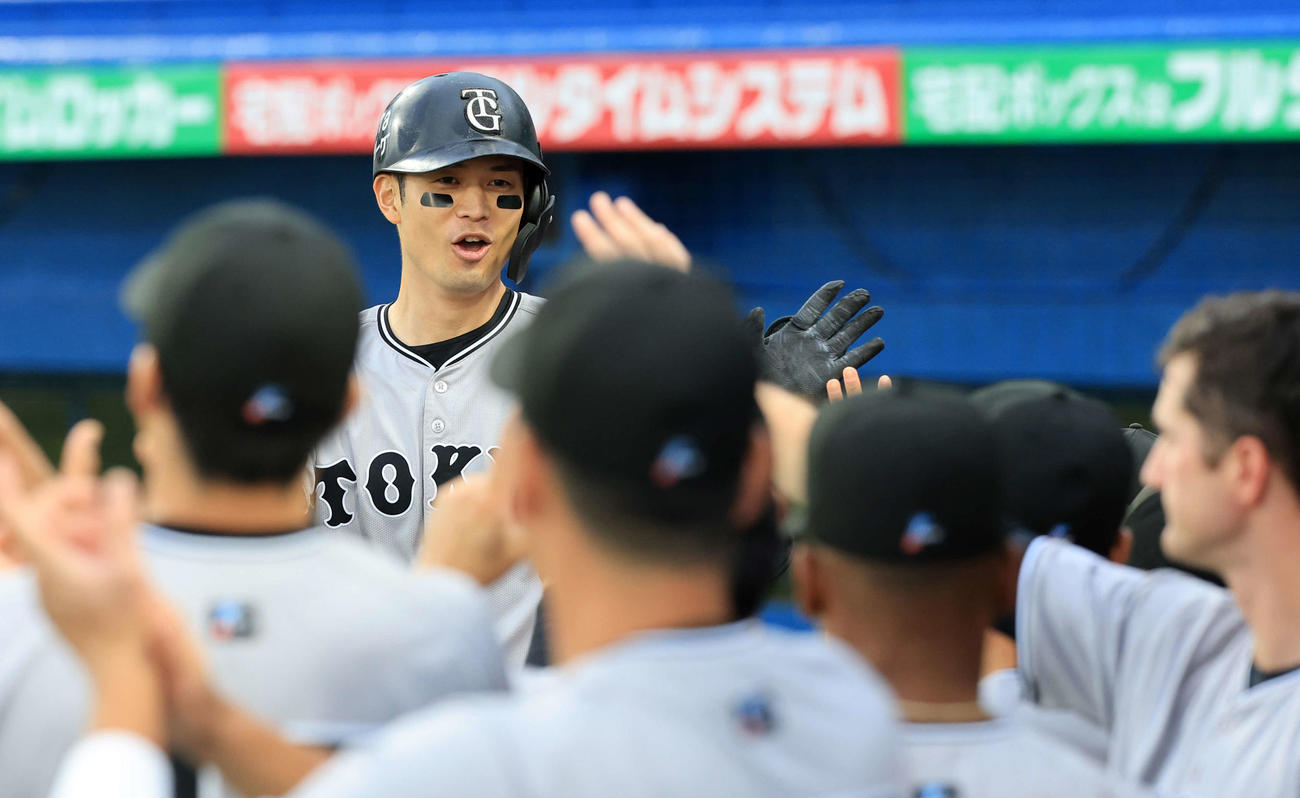 ヤクルト対巨人　1回表巨人1死、若林は先制ソロ本塁打を放ちナインとハイタッチ（撮影・浅見桂子）