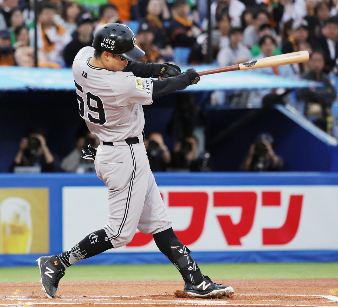 ヤクルト対巨人　1回表巨人1死、左越え先制本塁打を放つ若林（撮影・野上伸悟）