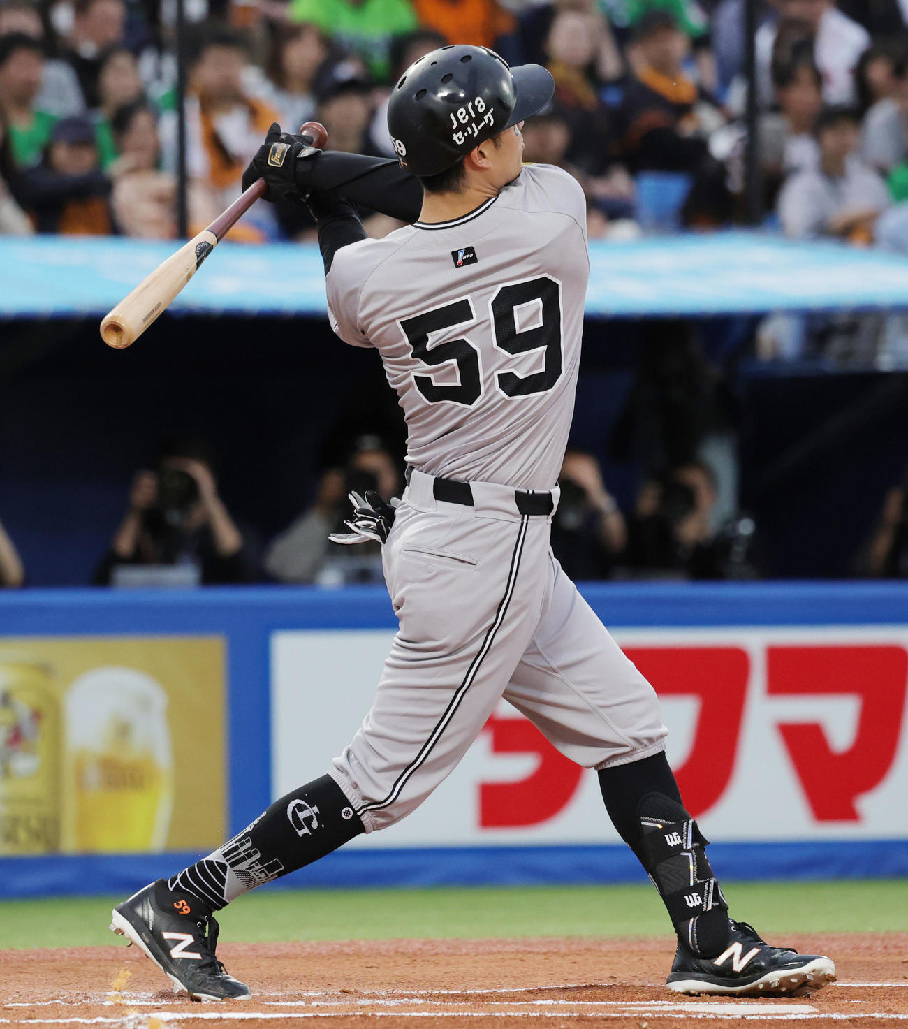 ヤクルト対巨人　1回表巨人1死、左越え先制本塁打を放つ若林（撮影・野上伸悟）