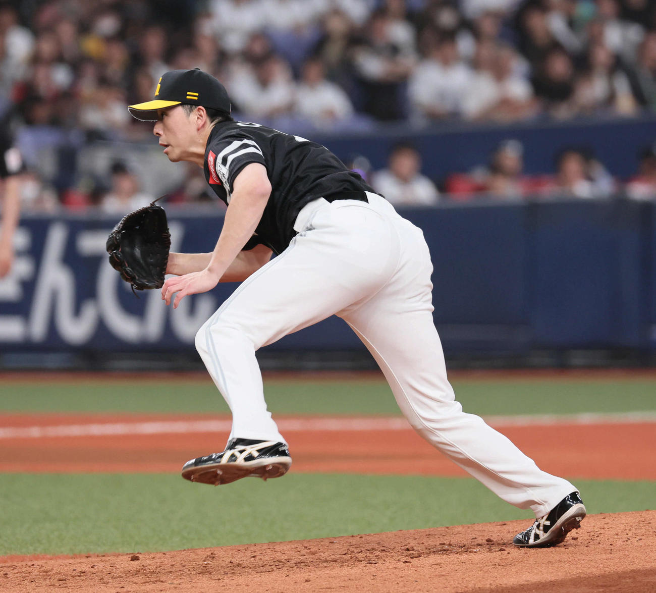オリックス対ソフトバンク　3回裏オリックス無死二塁、大関は福永のバントにダッシュする（撮影・宮崎幸一）