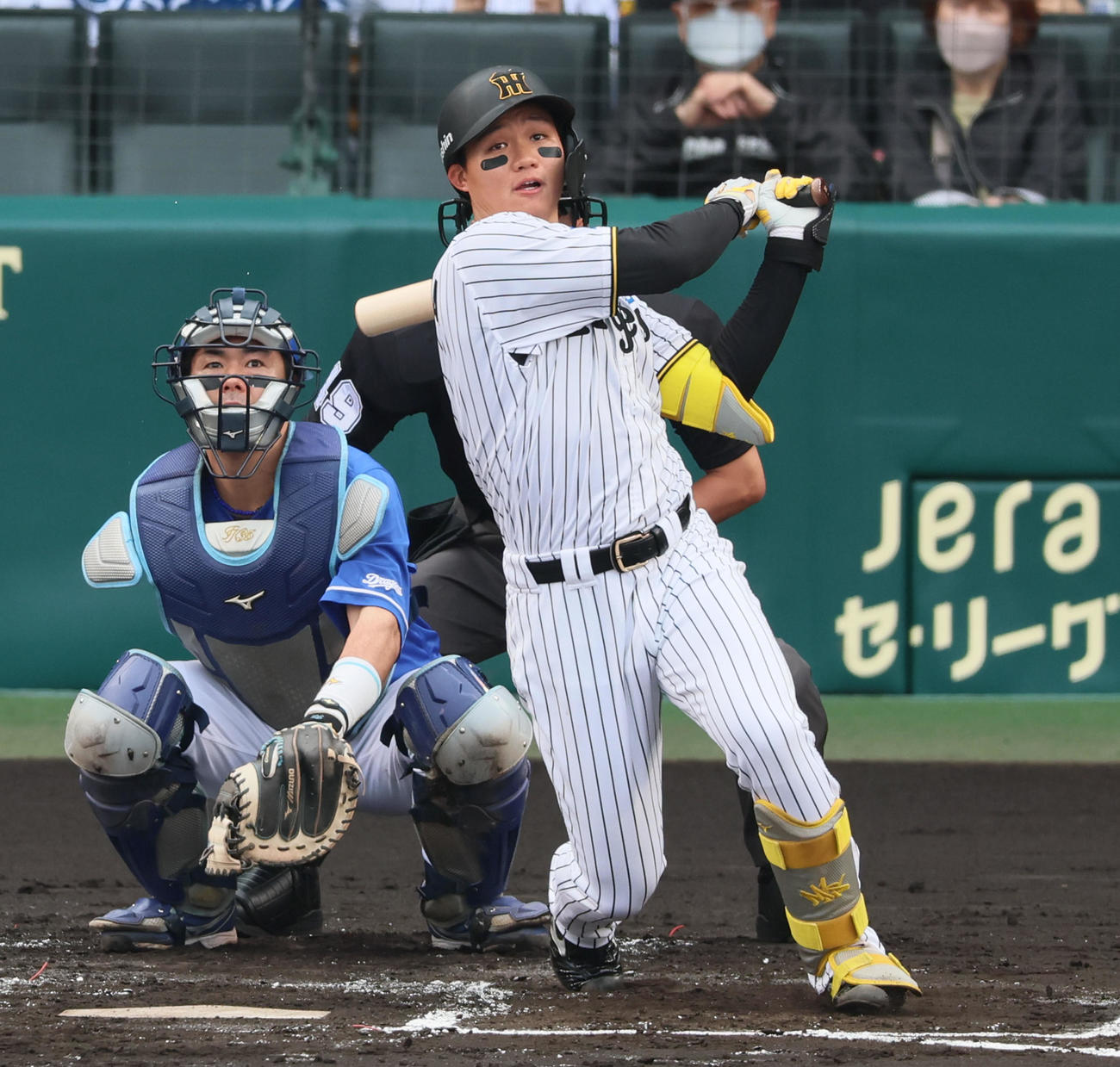 阪神対中日　1回裏阪神1死二塁、森下は中前適時打を放つ（撮影・加藤哉）