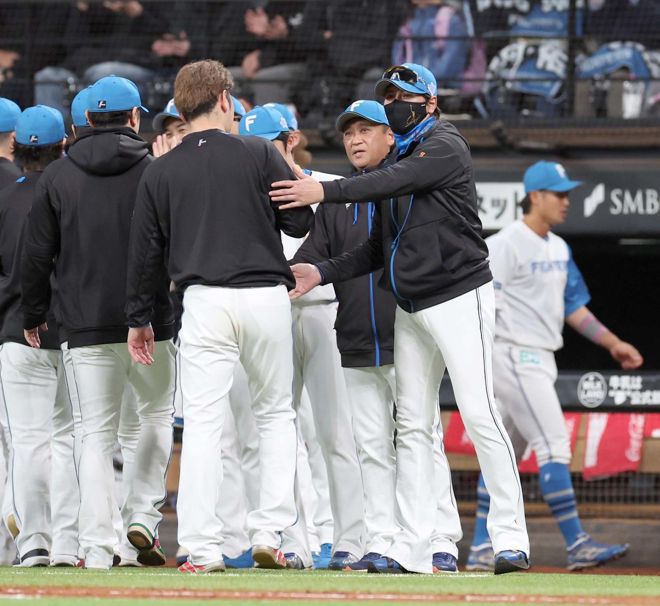 日本ハム対楽天　試合後、ナインを出迎える新庄監督（撮影・黒川智章）